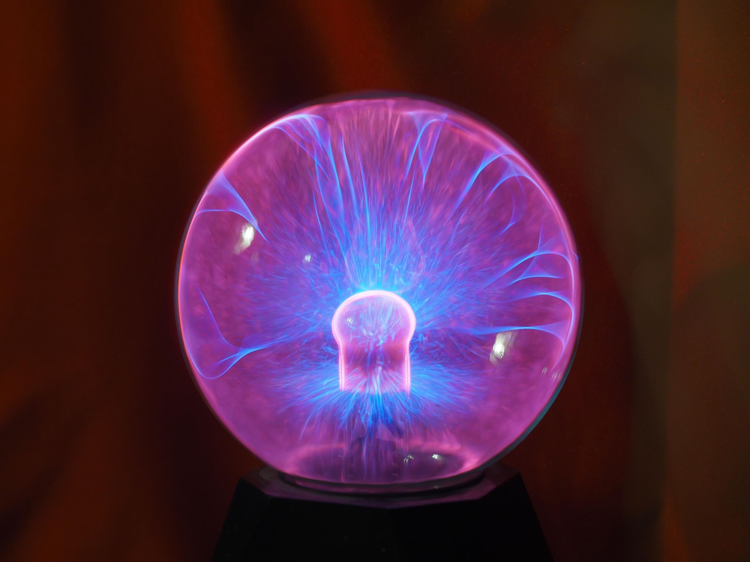 Diagram of a globe showing electric currents flowing, illustrating how moving electric charges contribute to the planet’s magnetic field.