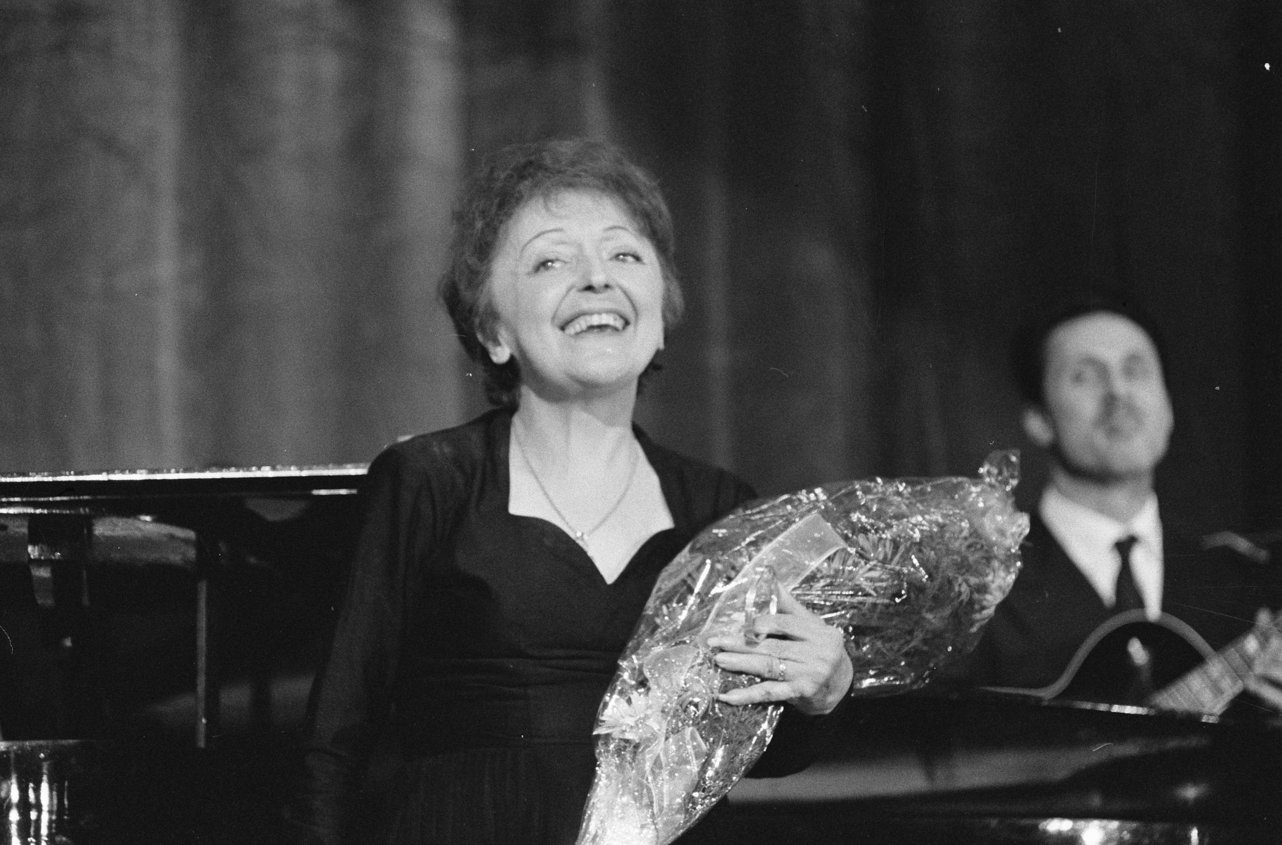 Edith Piaf sings in the Netherlands.