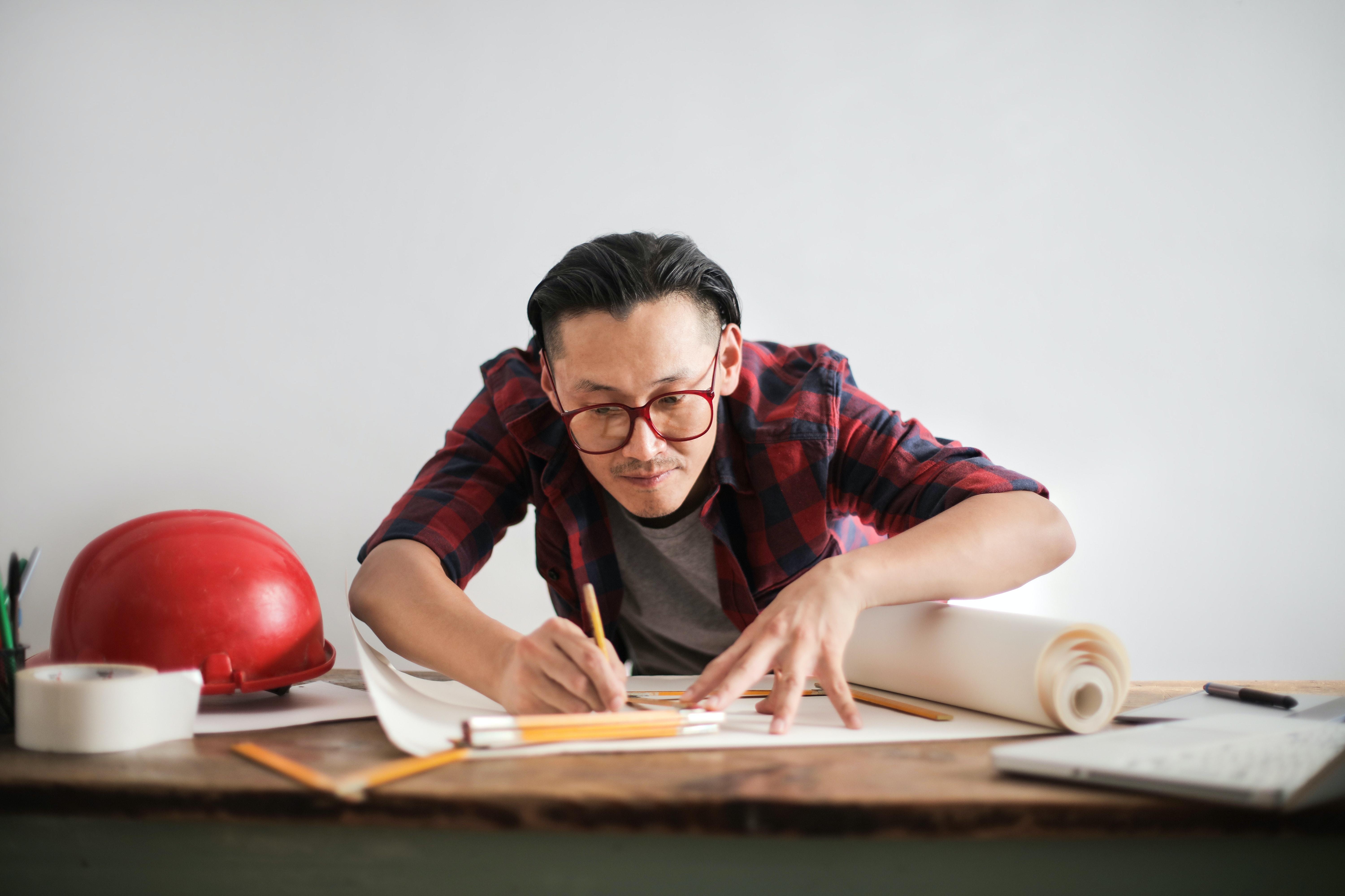Improve your drawing skills with the help of a tutor. 