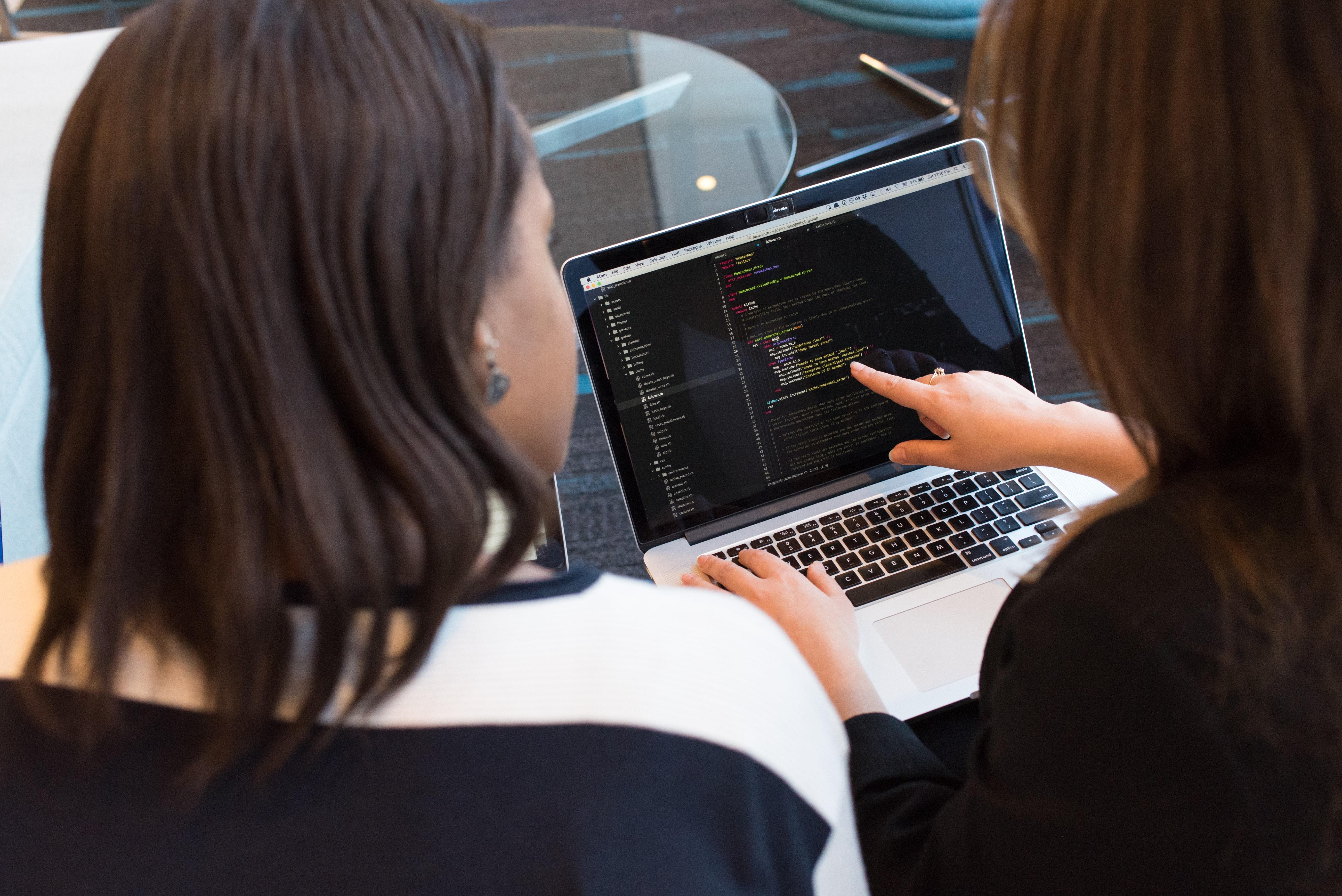 Two women and a computer learning Data Analysis