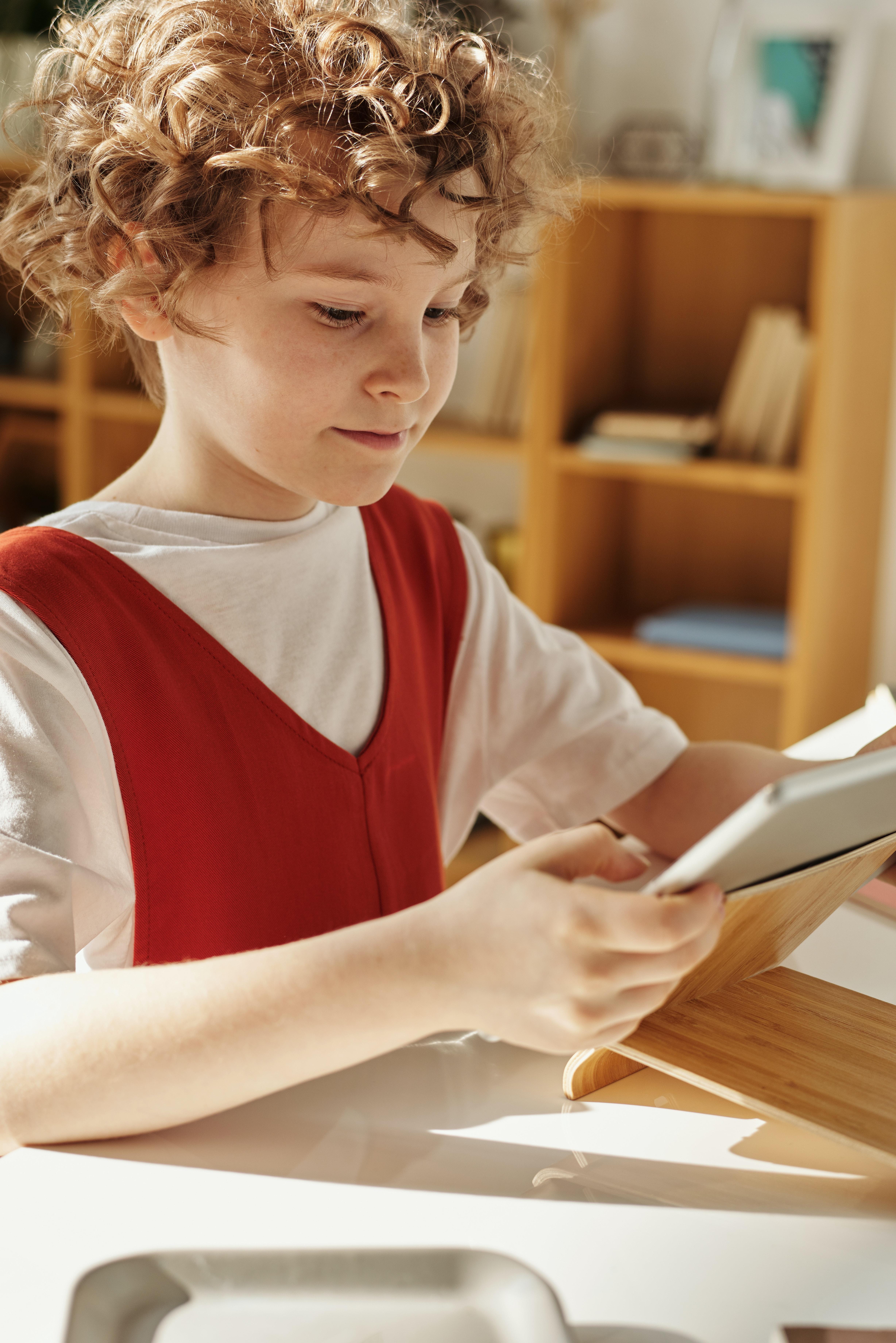A child learns remotely