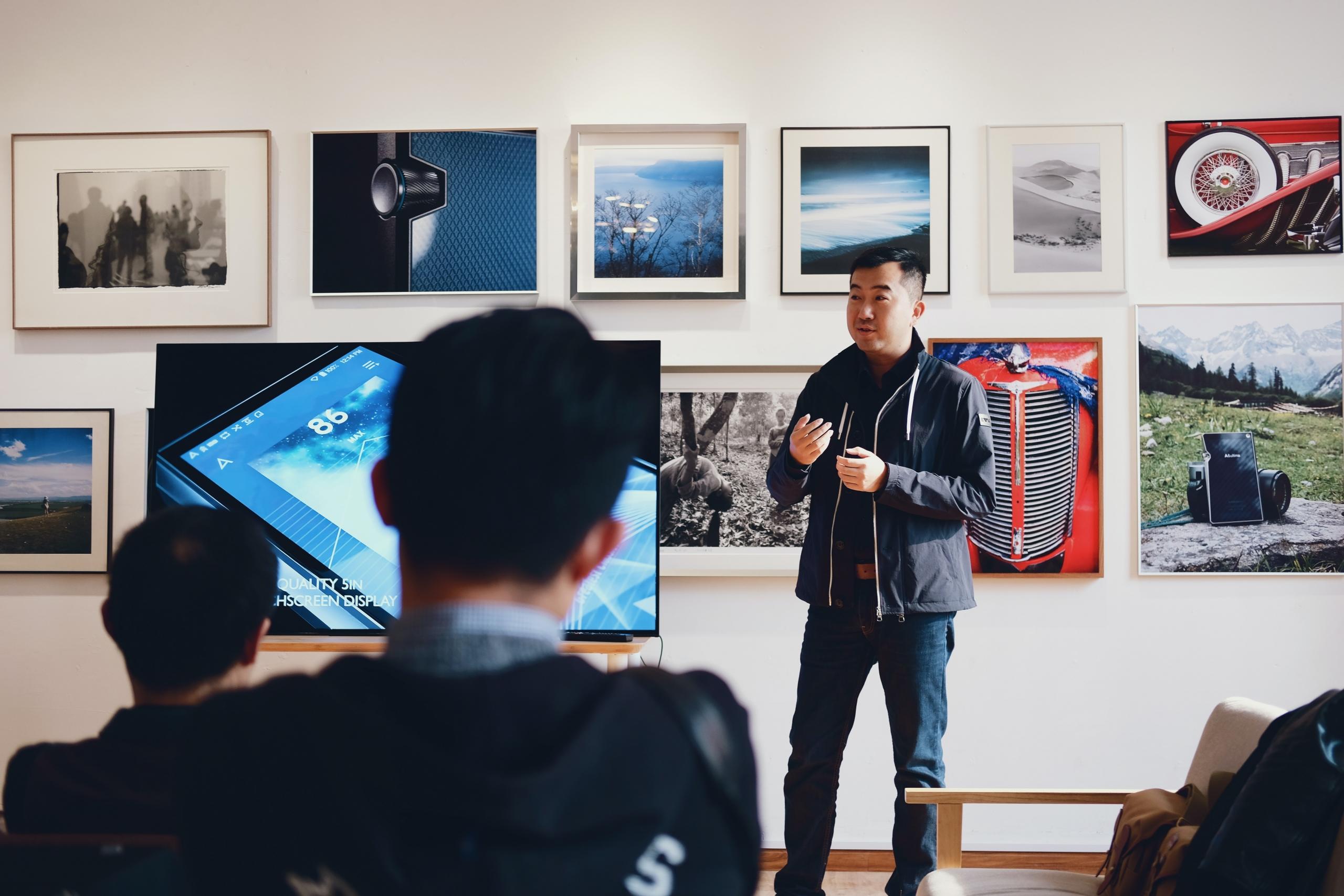 A teacher shows students a gallery.