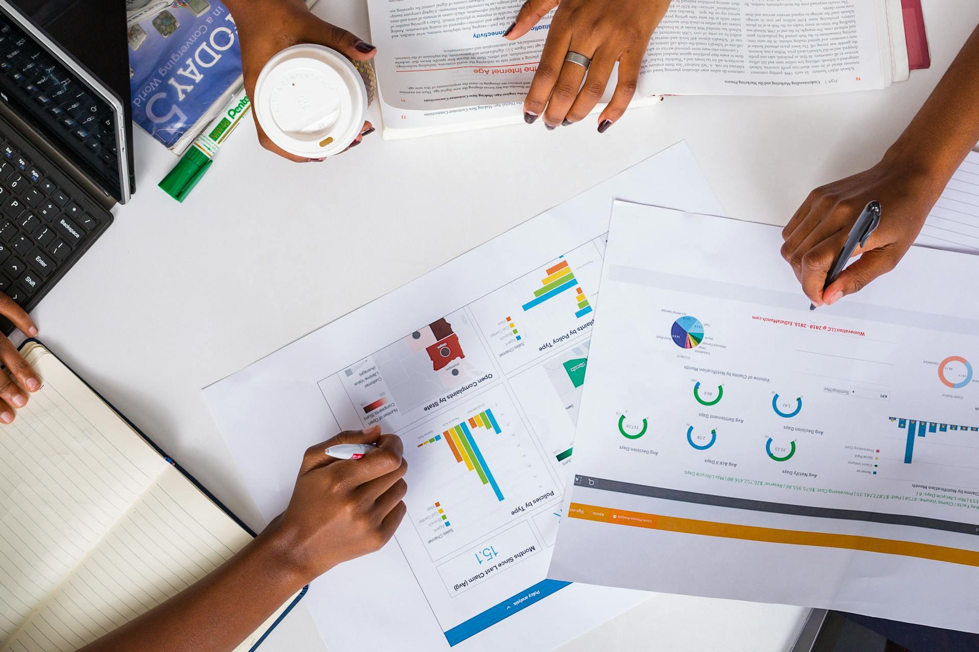 Showing the routine of a financial analyst job and the challenges.