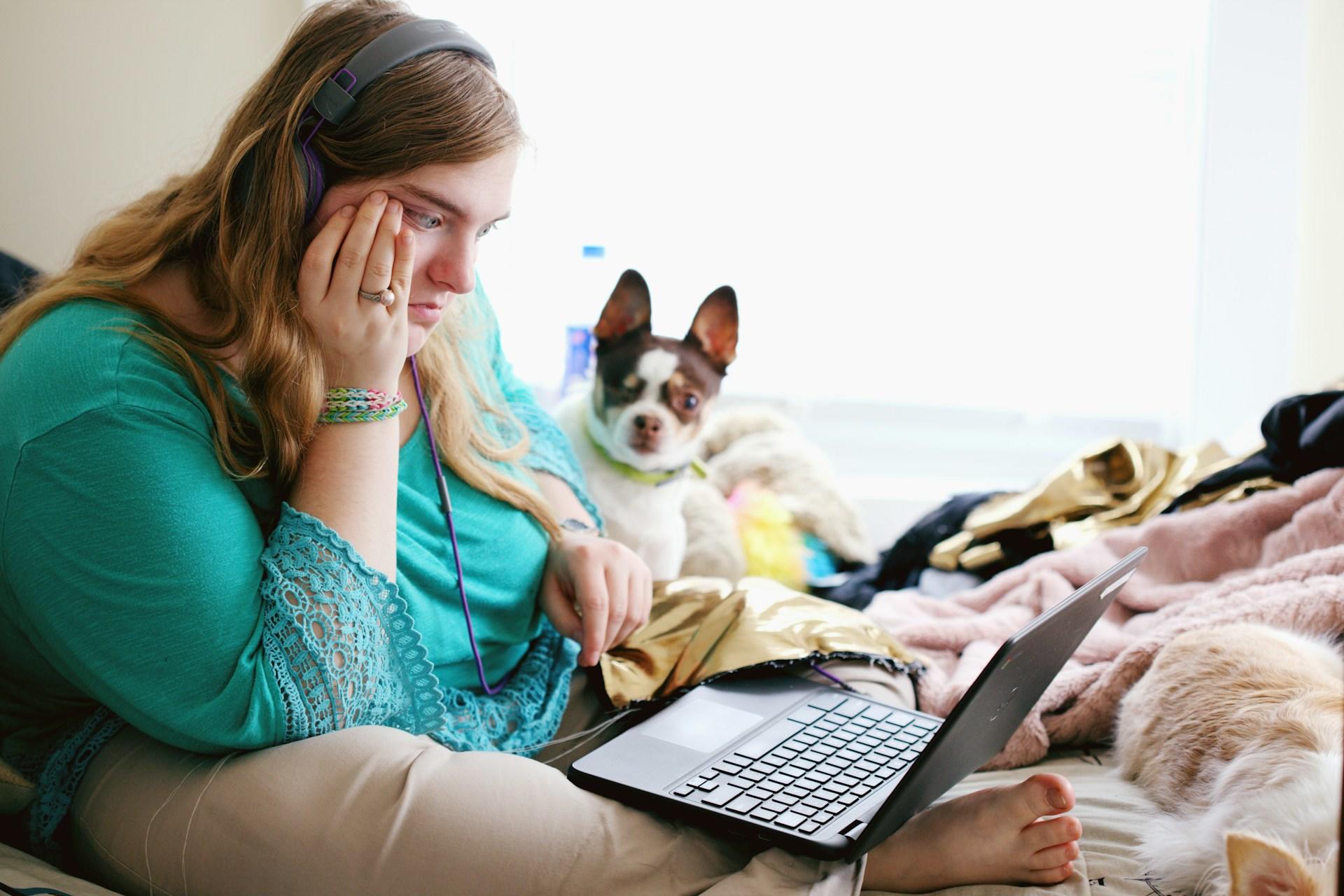 Student meeting her Korean tutor online.