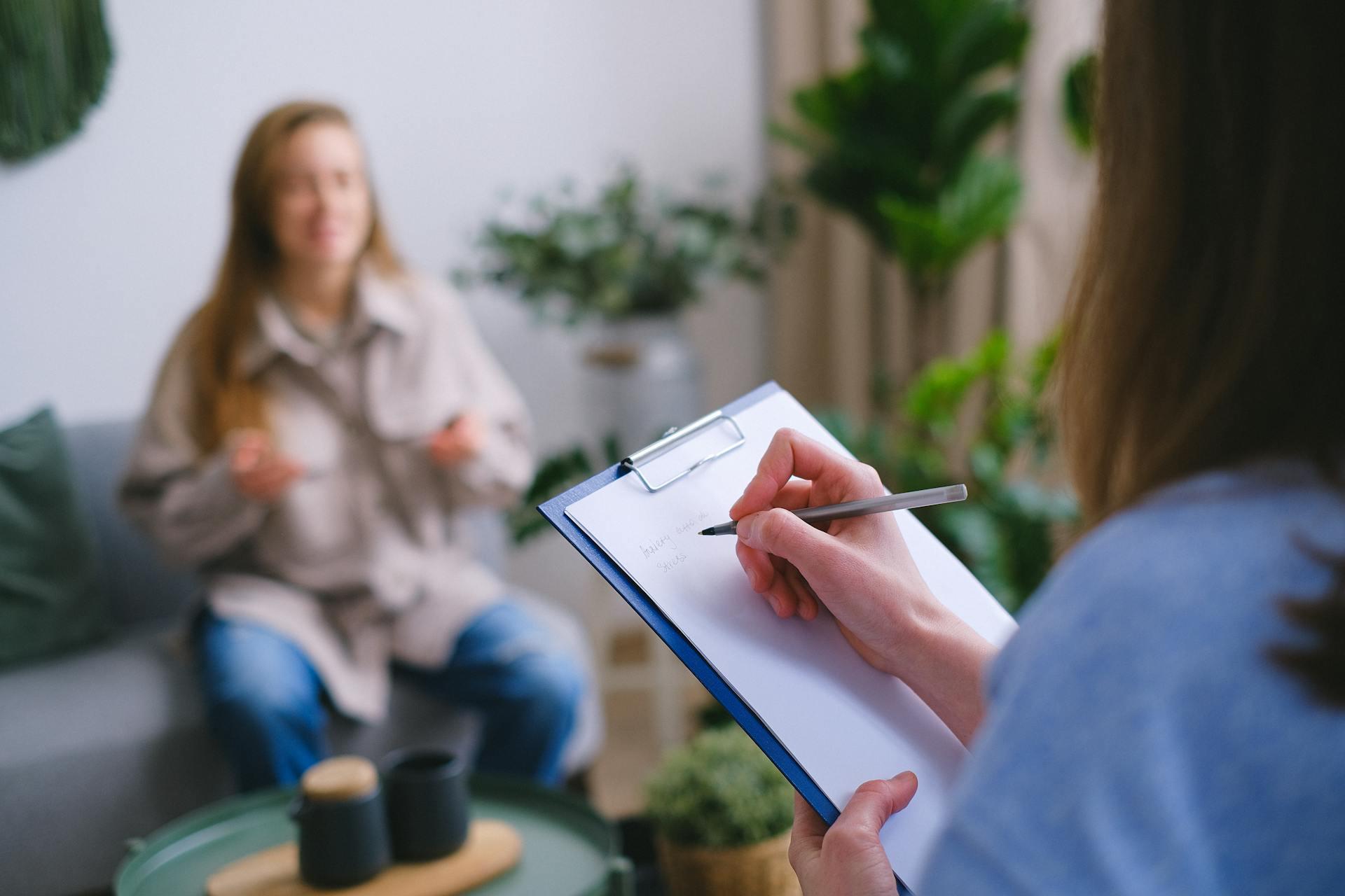 A psychologist and her patient in consultation.