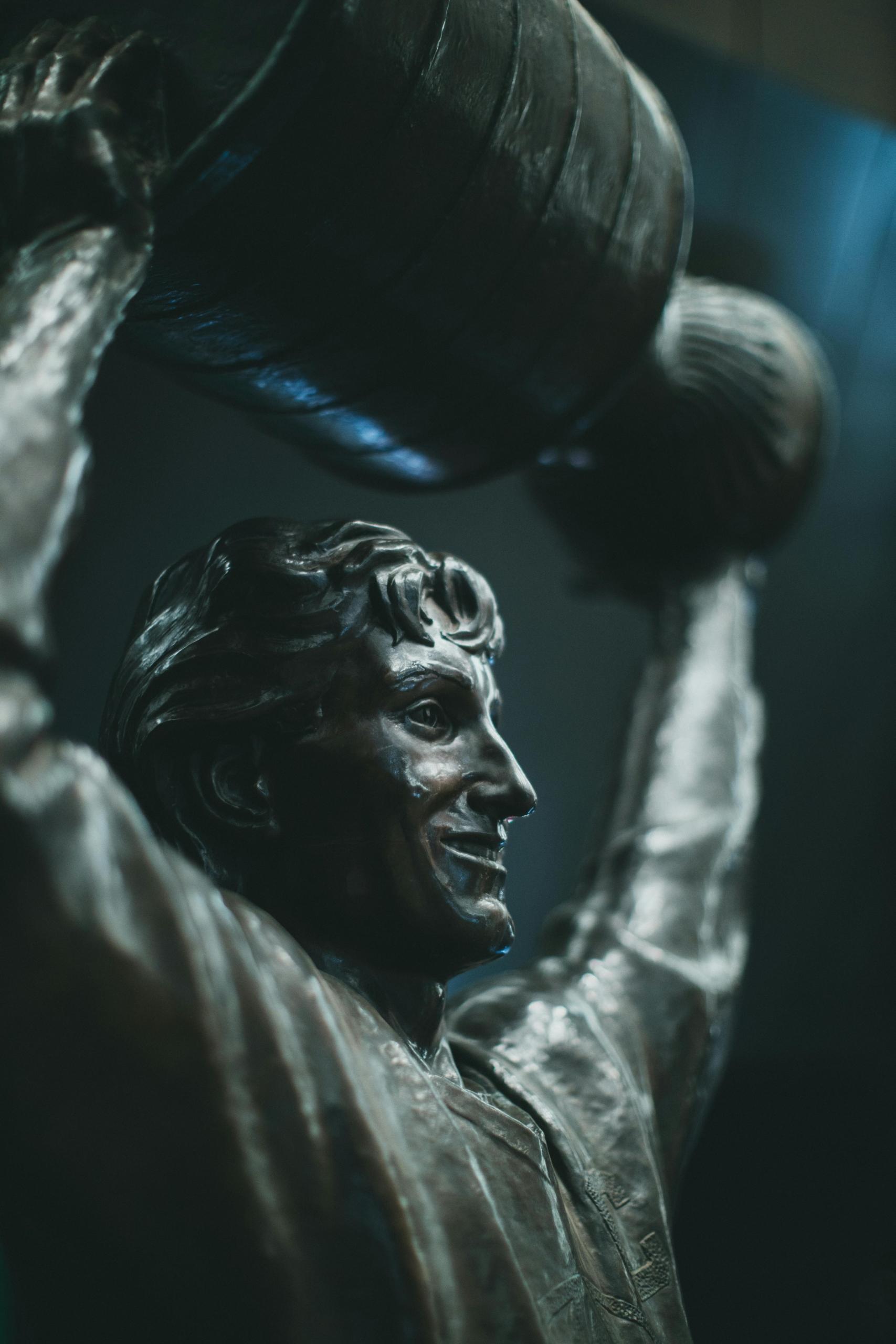 a statue of Wayne Gretzky holding the Stanley Cup.