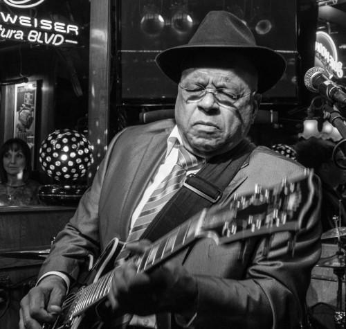 Learn about guitars and guitarists
