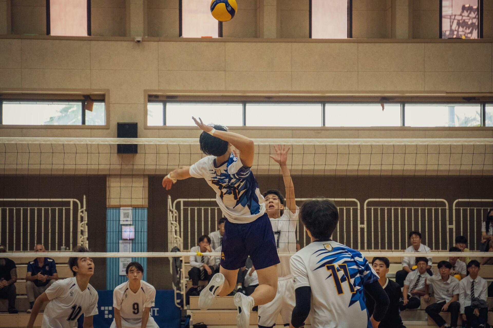 A middle hitter getting ready for a hit.