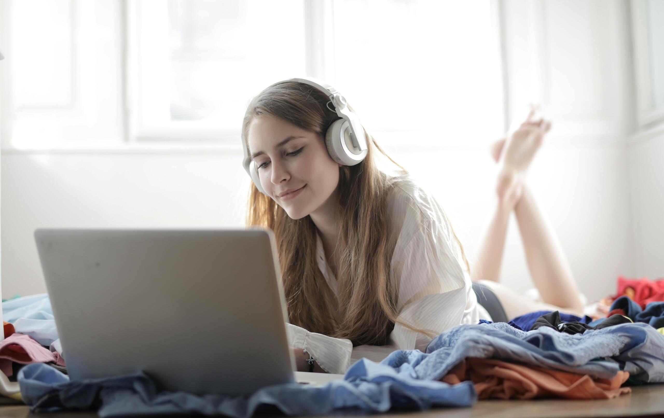A student learning online