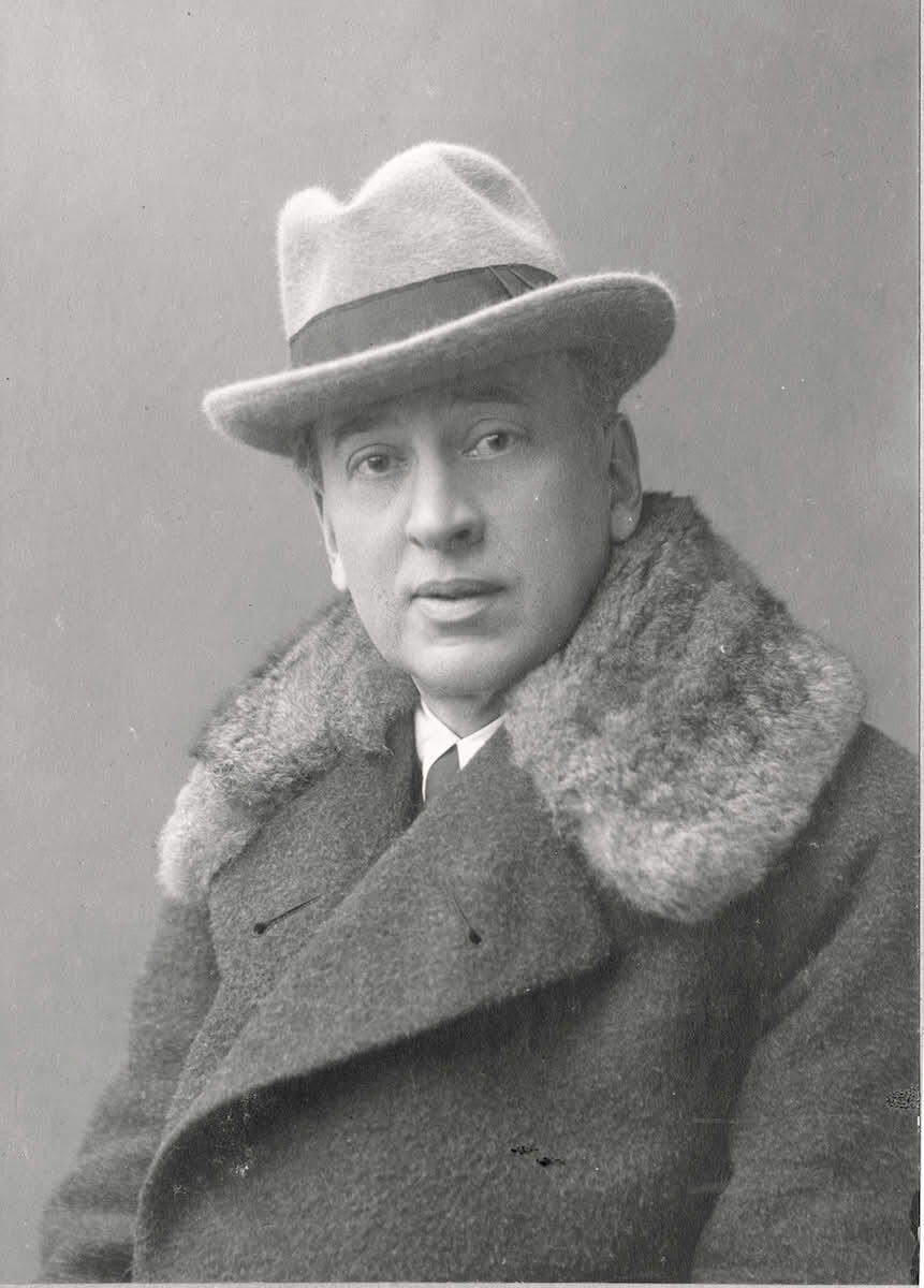 Black-and-white portrait of Louis Couperus, Dutch novelist, wearing a hat and a heavy fur-collared coat.