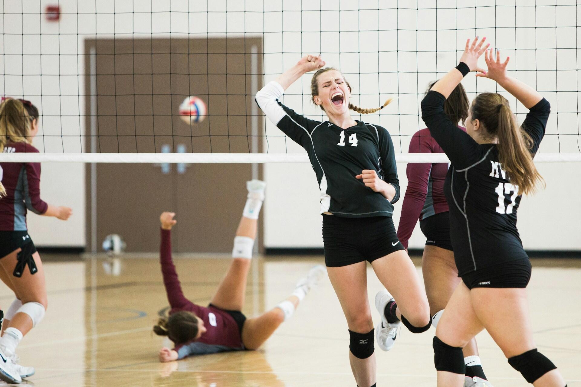 Une équipe féminine de volleyball.