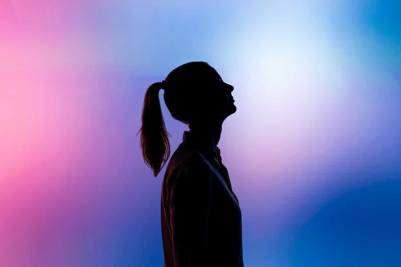 femme ombrée au centre d'une myriade de lumières