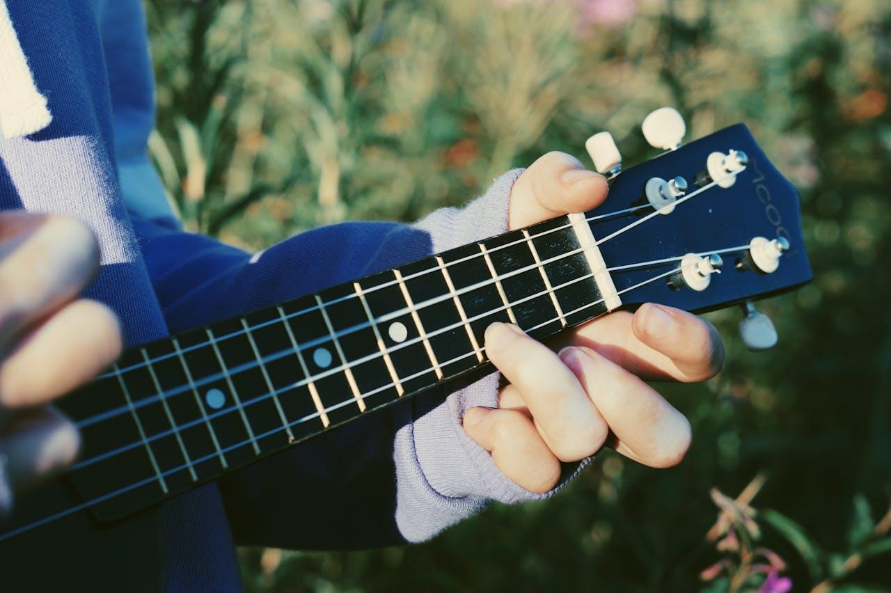 main grattant guitare dans la anture