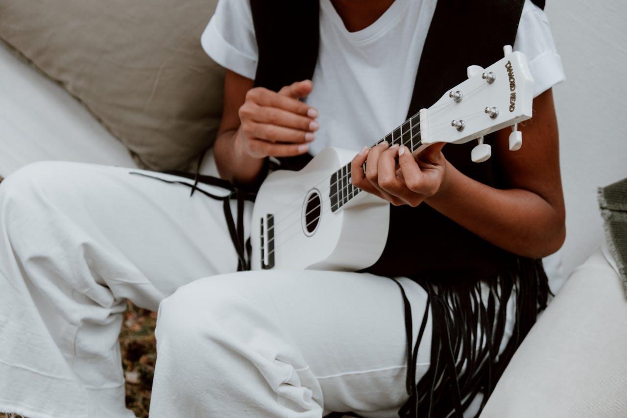 jeune assis avec guitare blanche