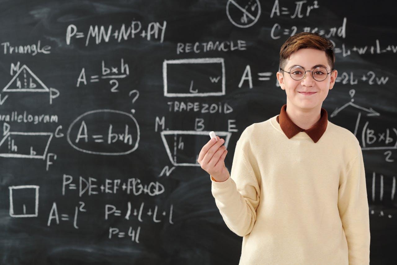 garçon ayant reussit ses maths au tableau