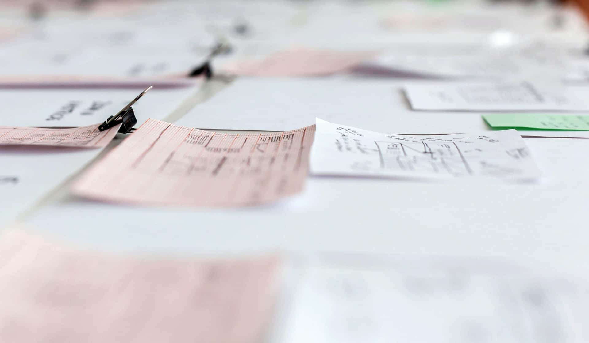 fiches de notes blanches et roses