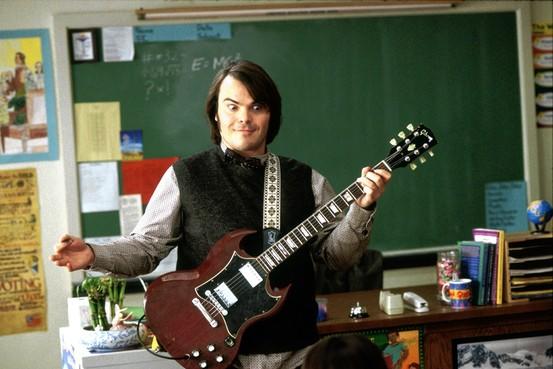 Si vous désirez aller dans une école de musique ou au conservatoire, les cours de guitare suivent globalement une méthodologie assez rigide, dans le sens où le professeur ne va pas nécessairement s’adapter à vos besoins, à vos attentes.