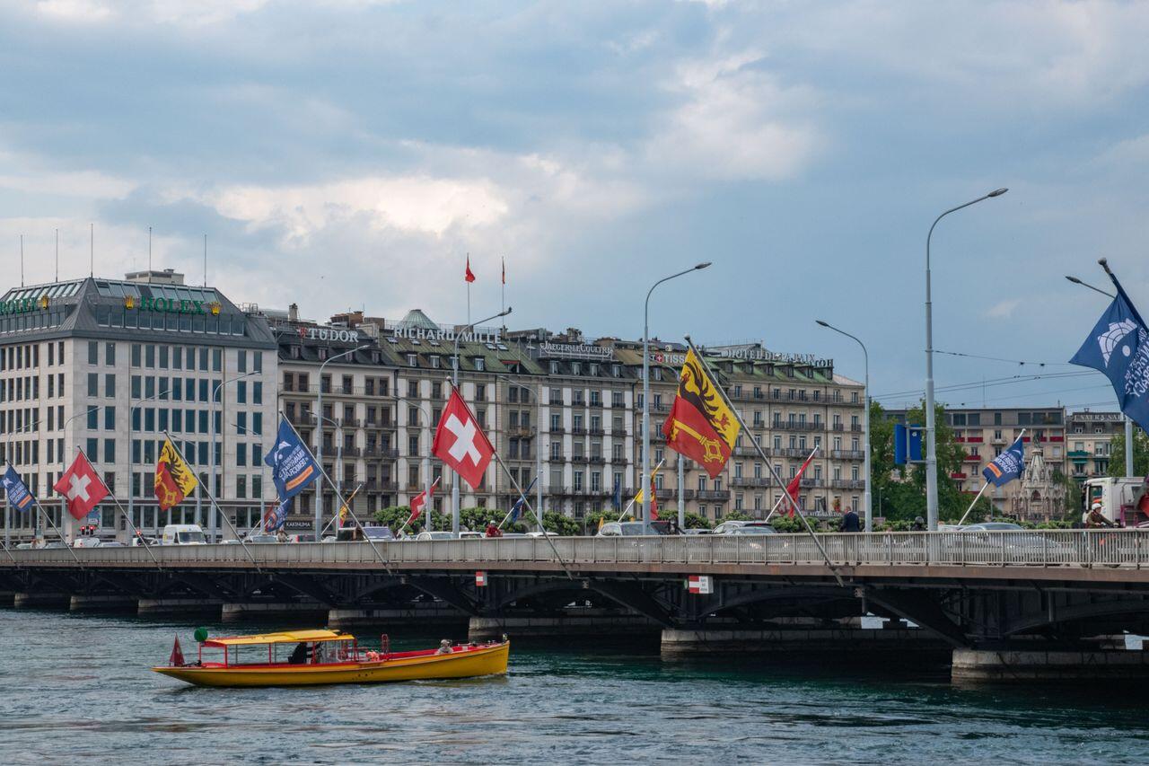 vue de geneve et ses drapeaux devant le lac