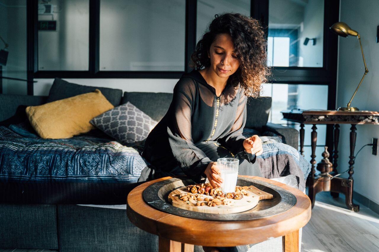 femme avec du chalap et des graines dans son salon