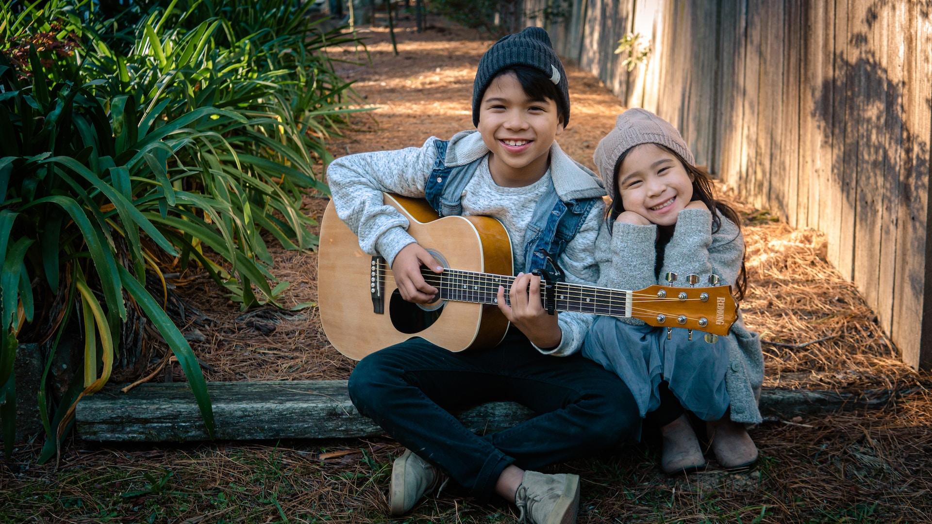 Deux enfants et une guitare.