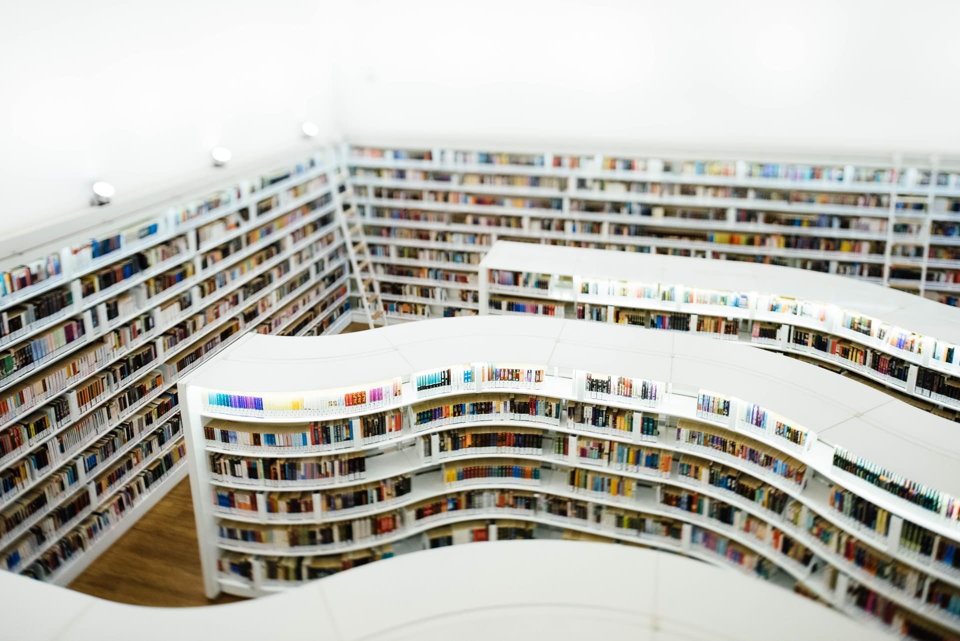 bibliothèque avec étagères blanches