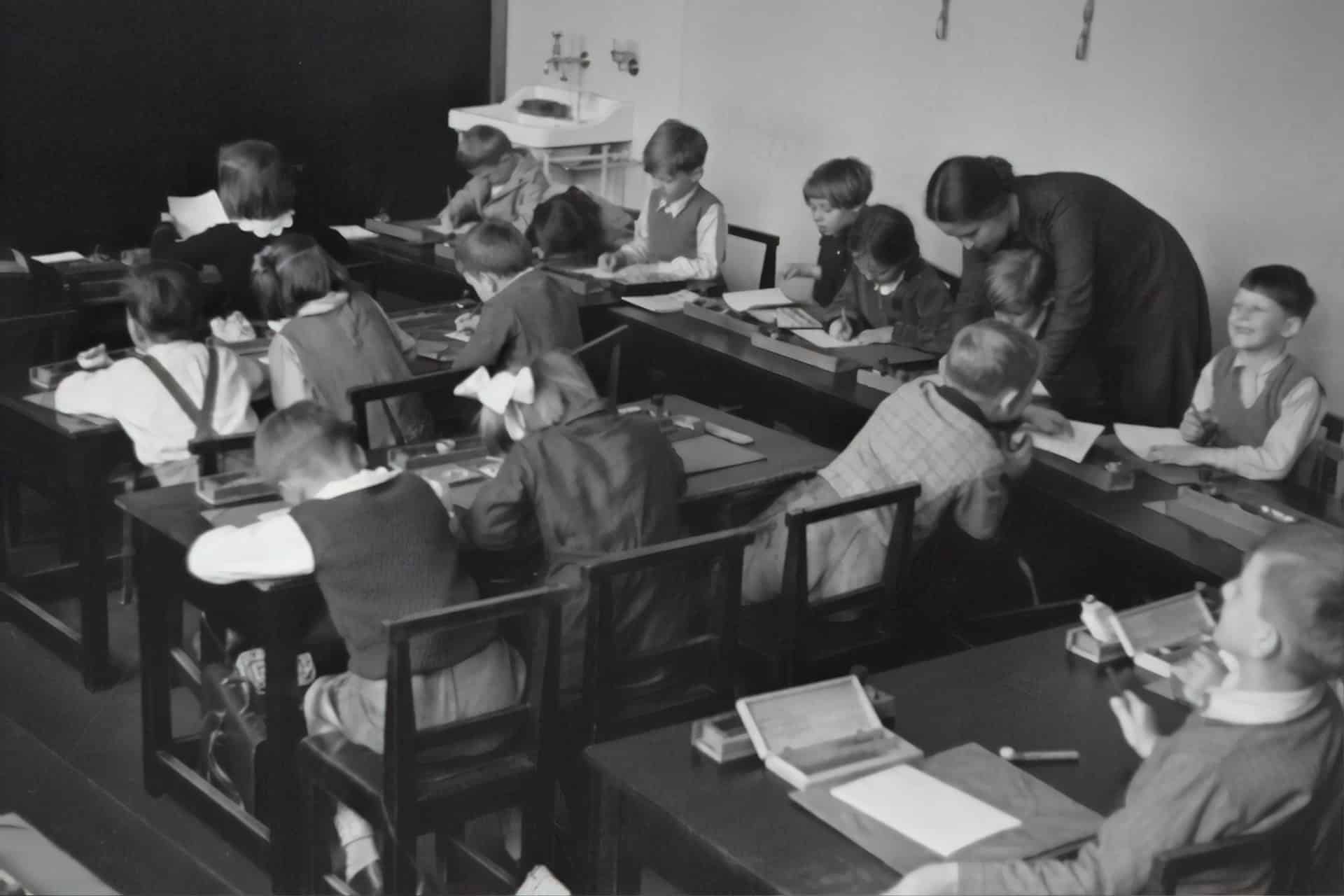 élèves en cours de primaire avec leur prof