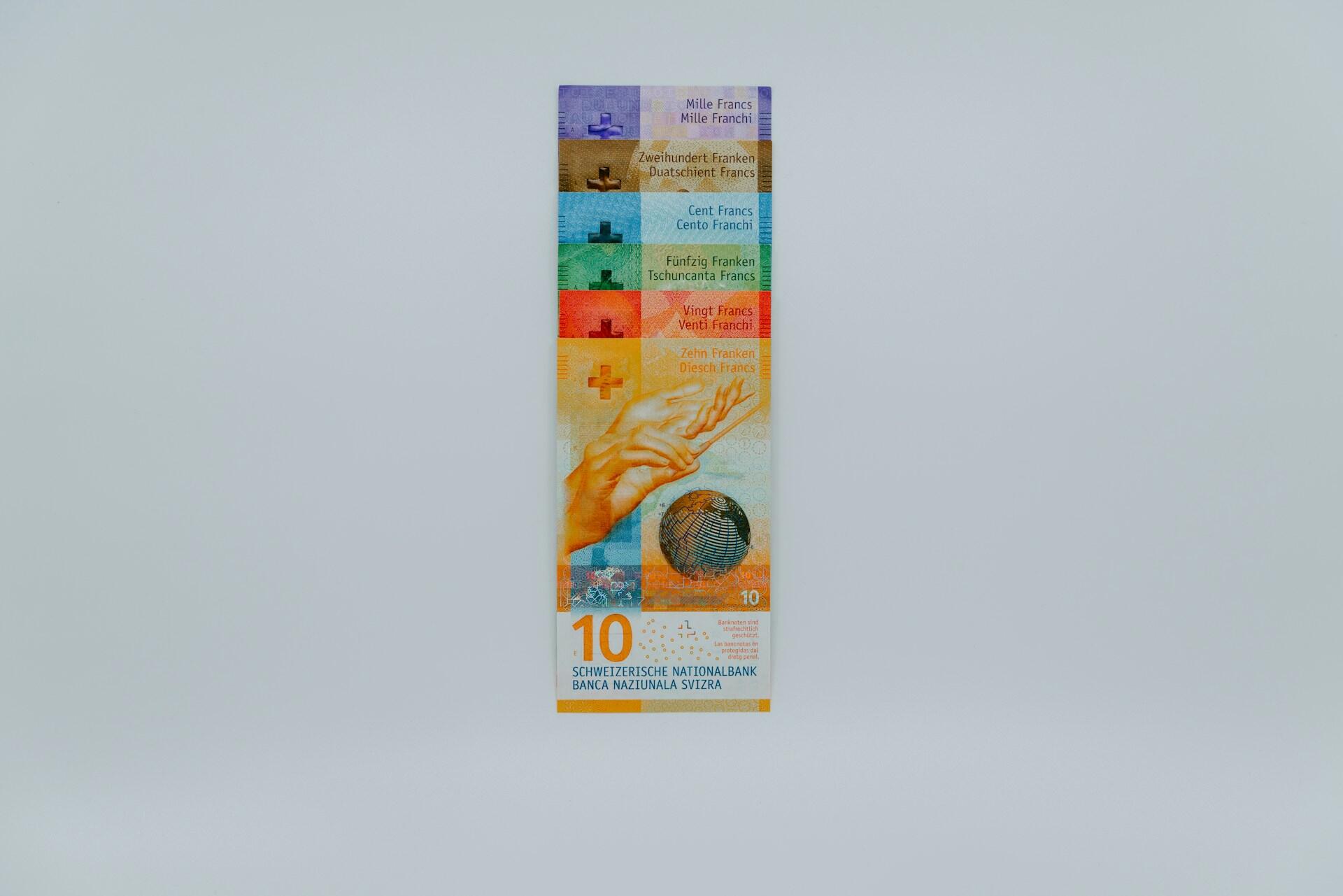 Des francs suisses.