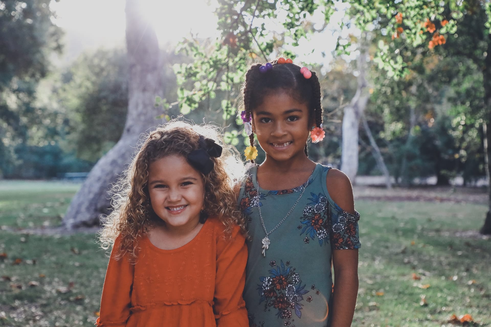 deux petites filles souriantes dans un jardin