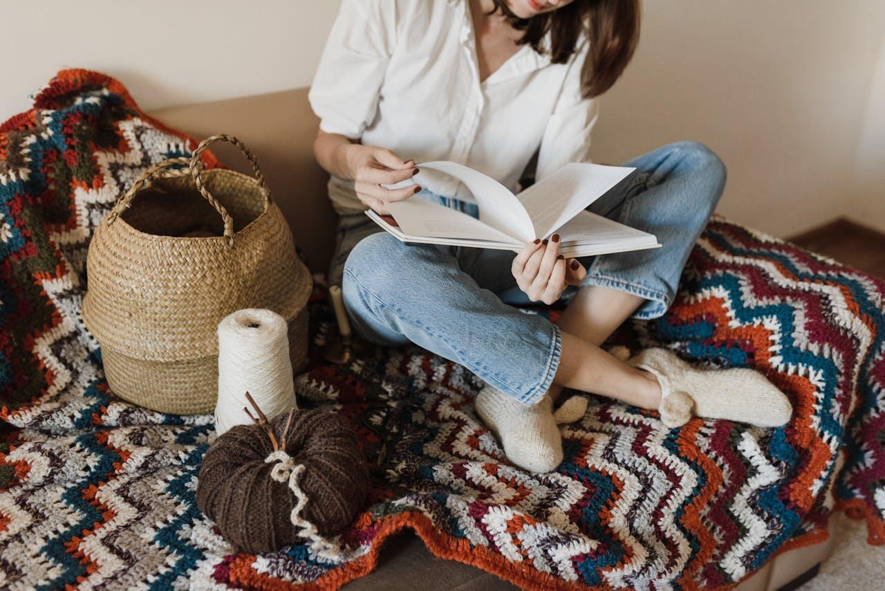 femme par terre avec un livre en main