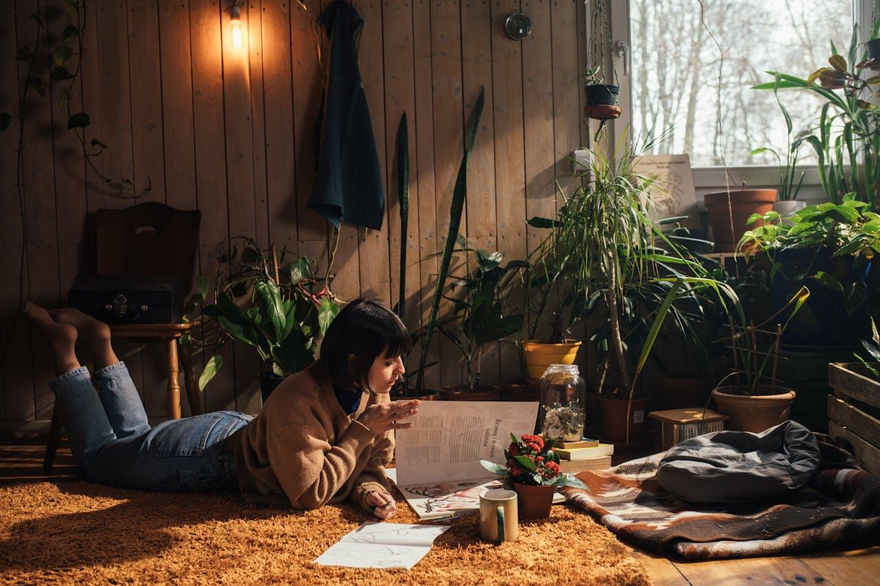 lecture d une femme brune allongee au milieu des plantes