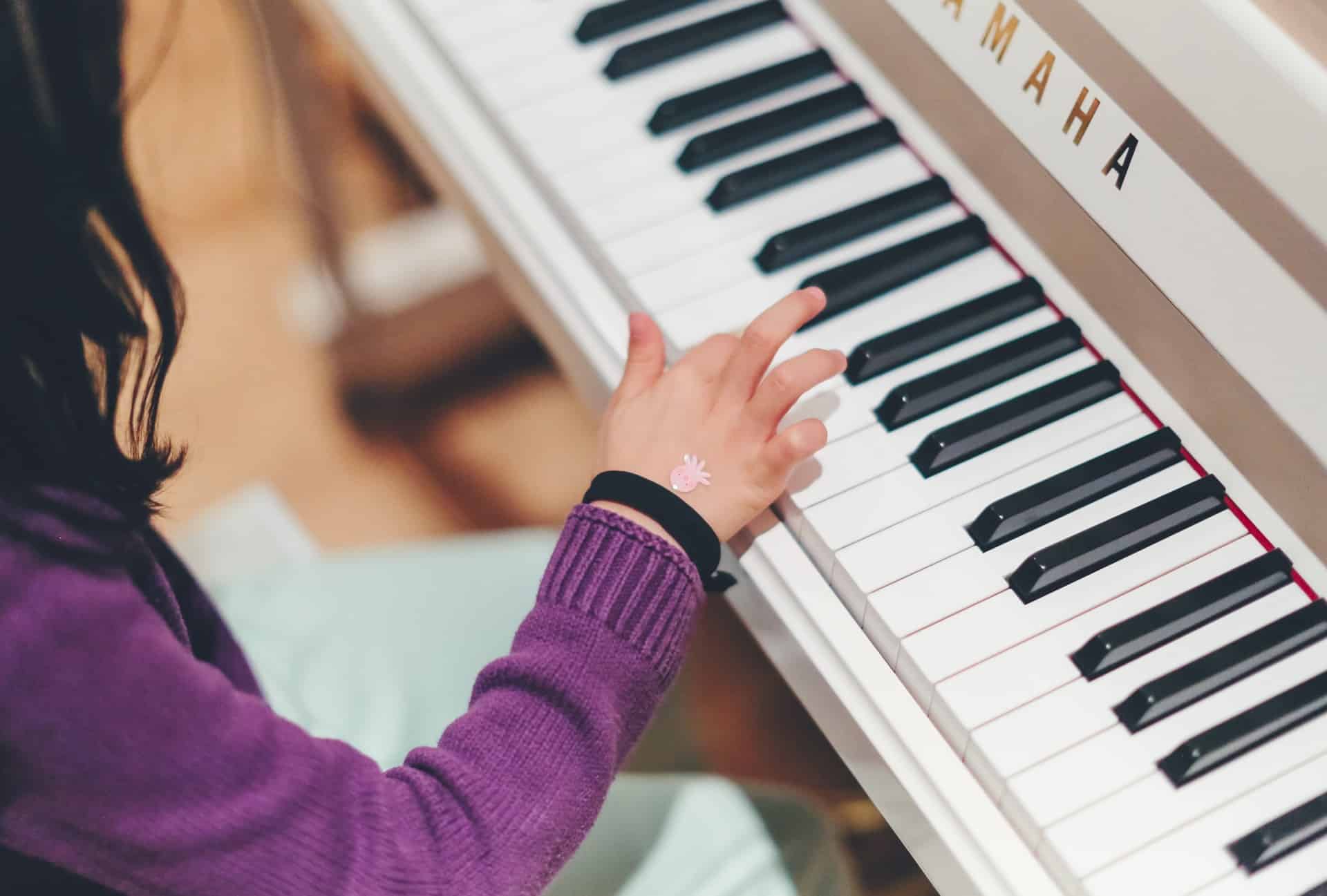 une fille en train de jouer du piano.