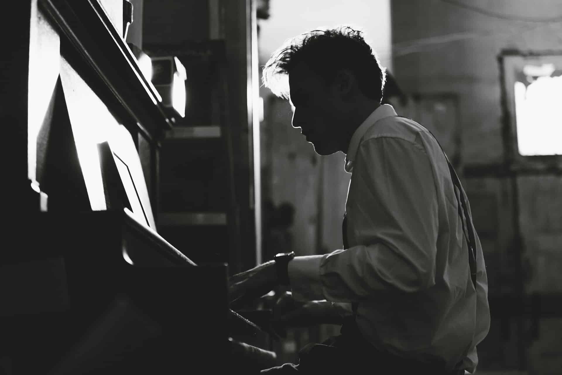 un homme qui fait du piano