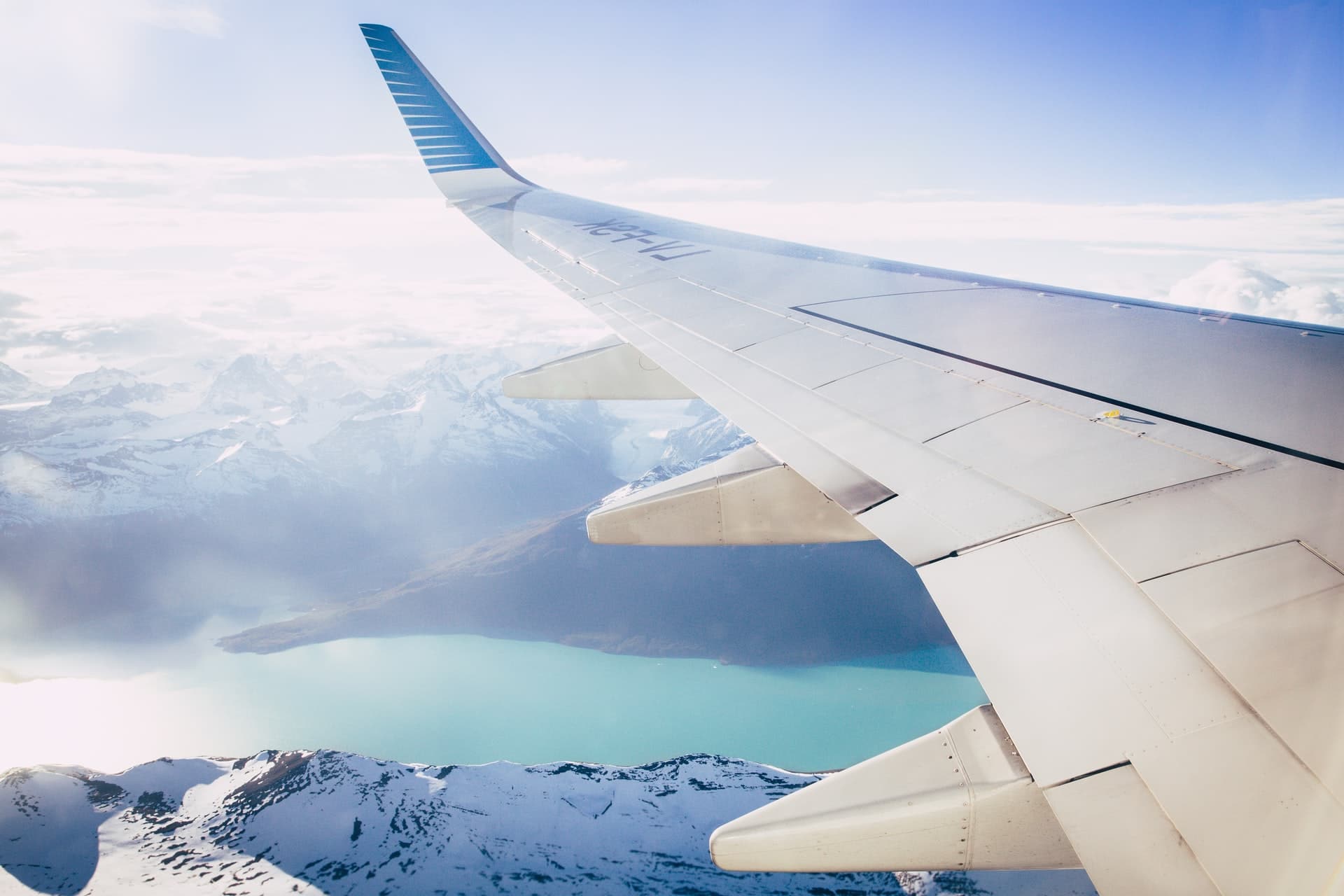avion en train de survoler les montagnes
