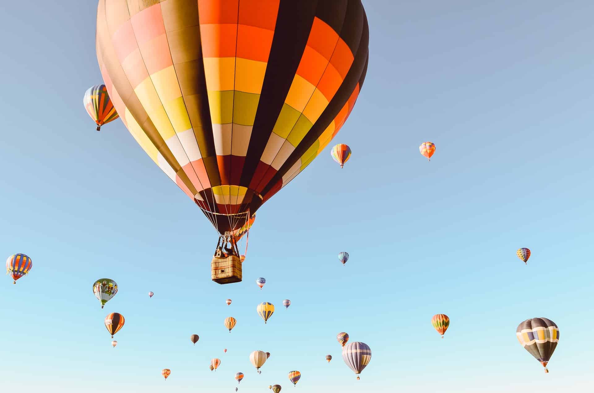 Des montgolfières dans le ciel