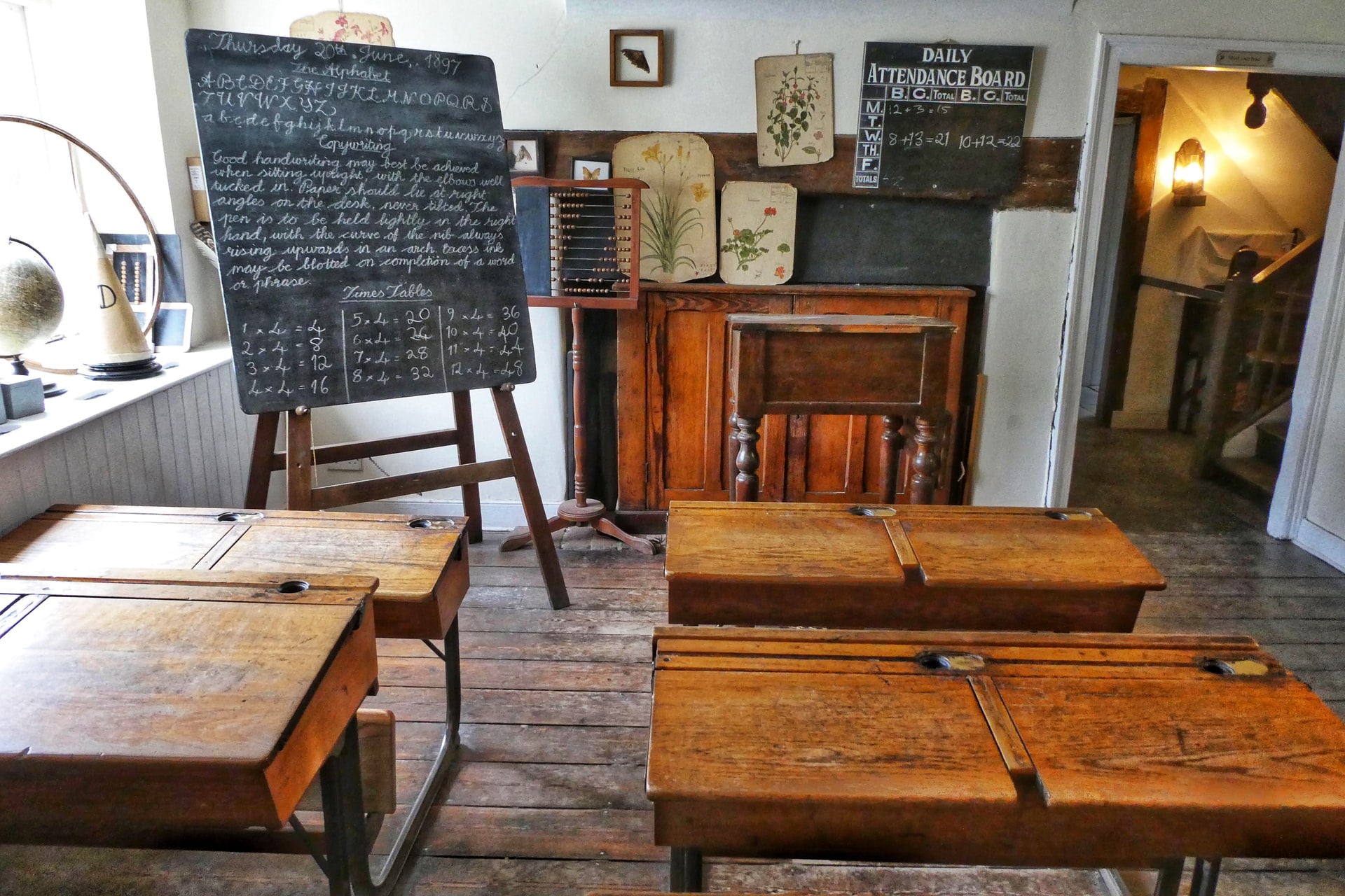 Salle de cours vintage avec bureaux en bois
