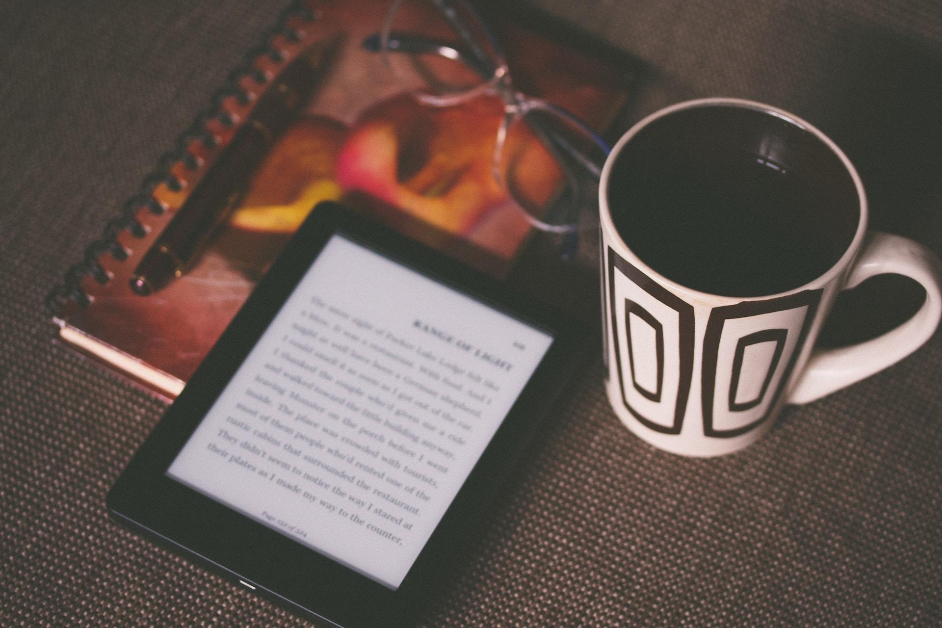 un ebook sur une table
