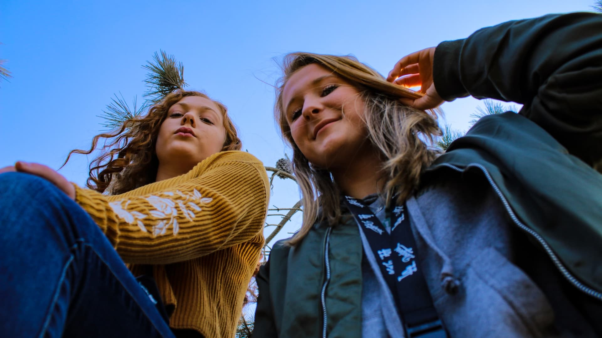 deux adolescentes sous un ciel bleu