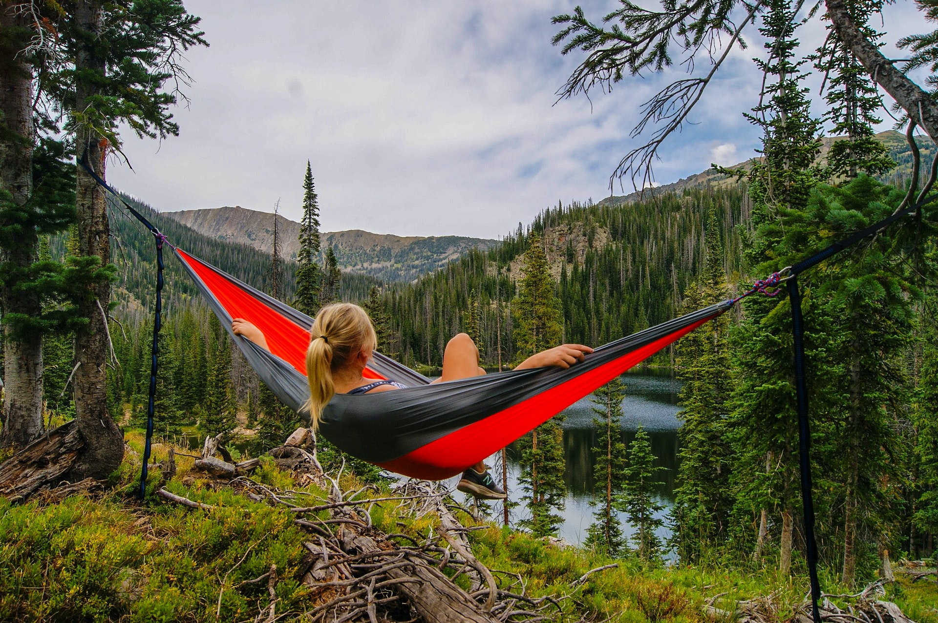femme dans un hamac contemplant le paysage