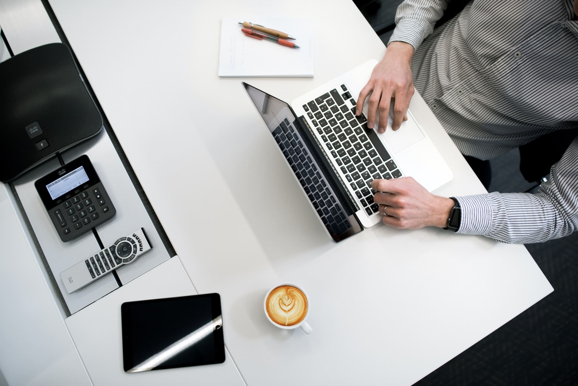 homme avec son laptop remplissant ses impots