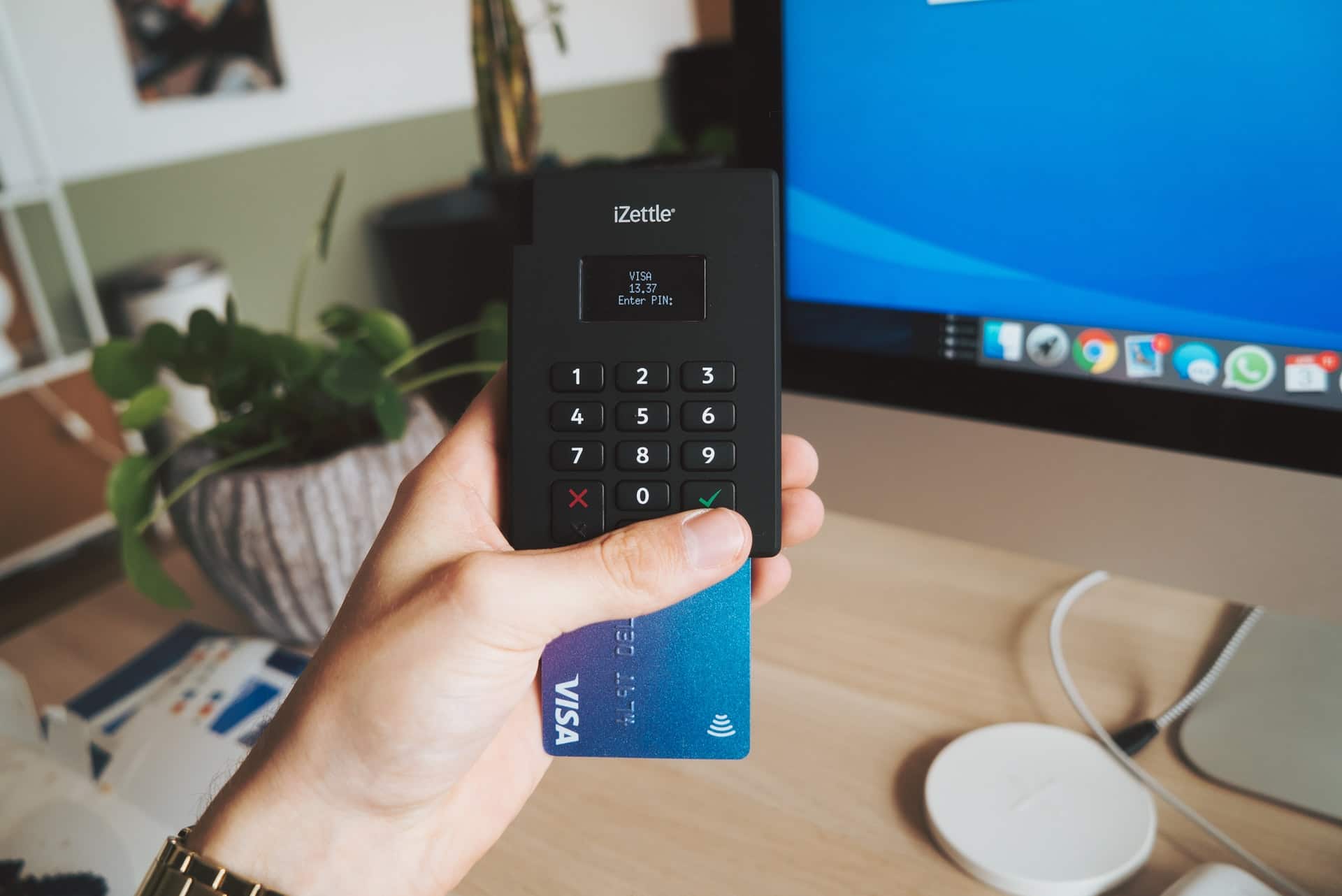 personne payant par carte sur un lecteur mobile