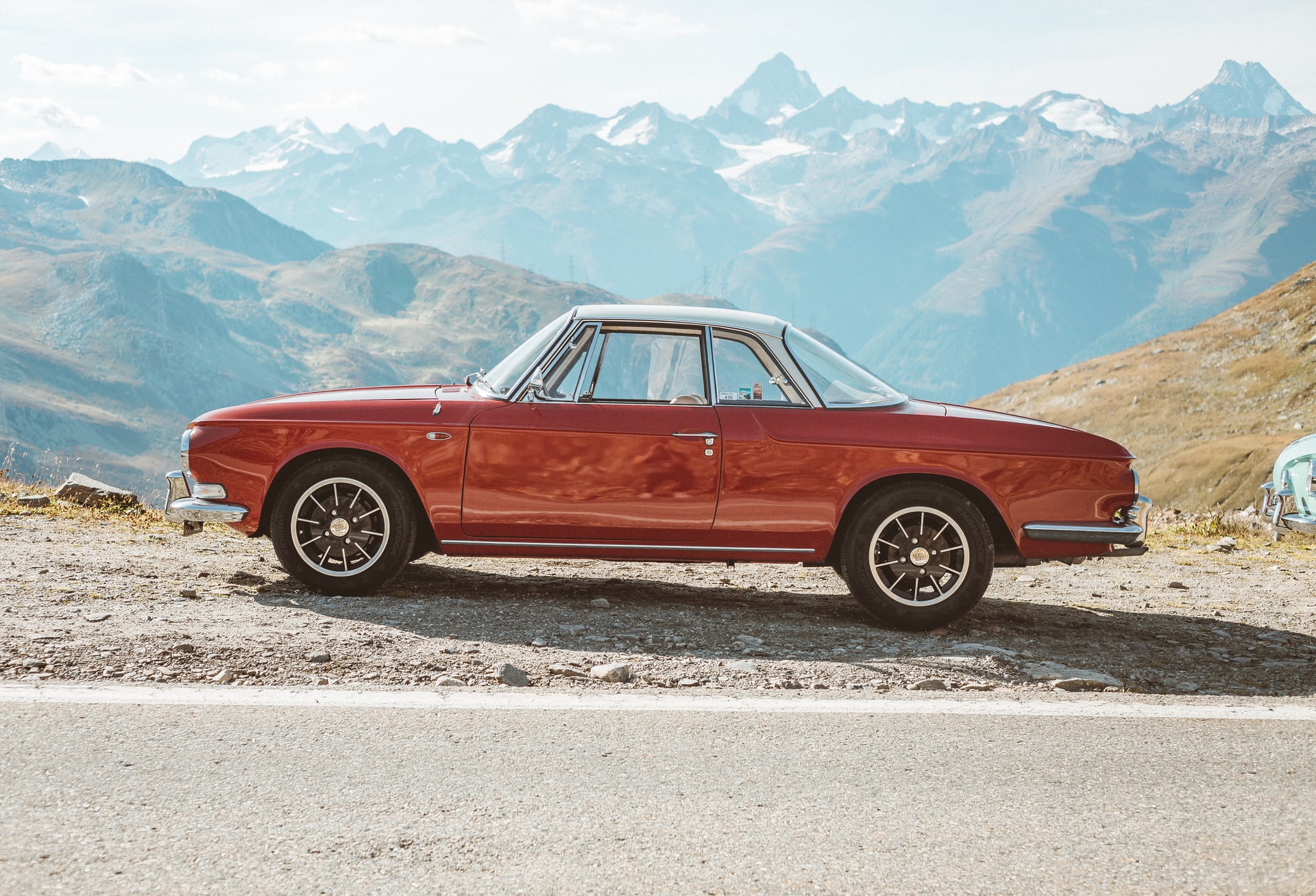 Voiture rouge vintage en Suisse