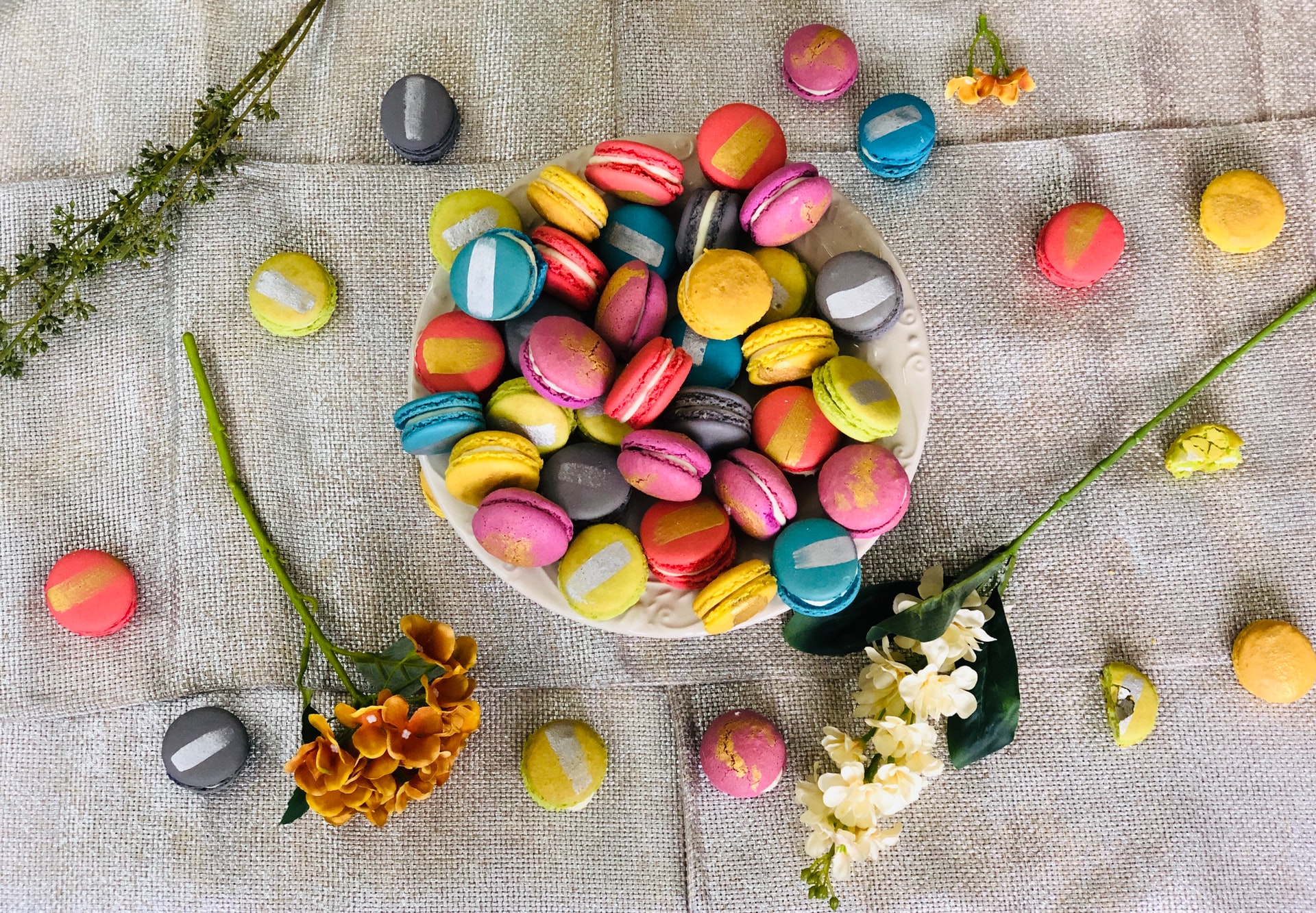 plein de macarons colorés