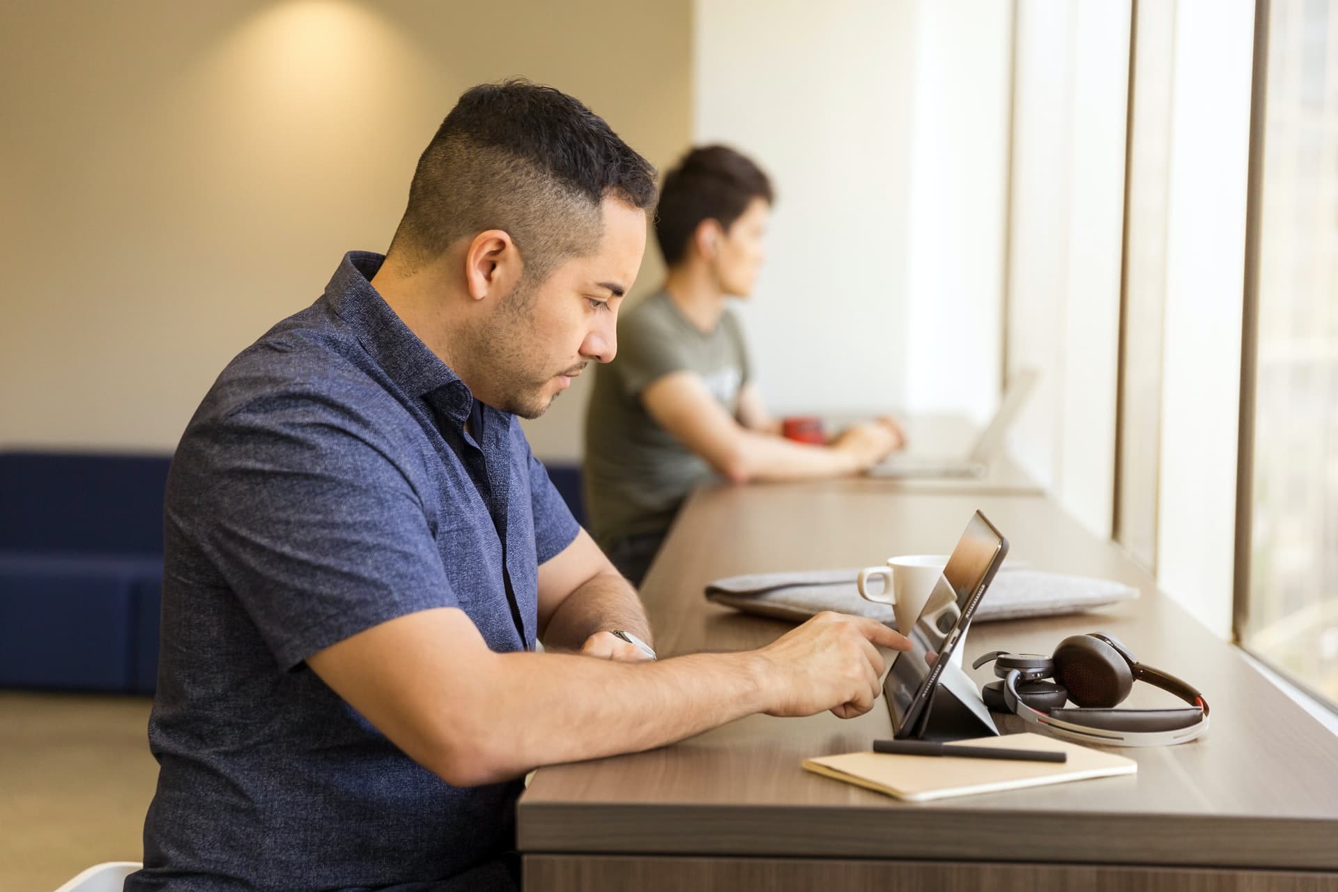 homme travaillant sur sa tablette