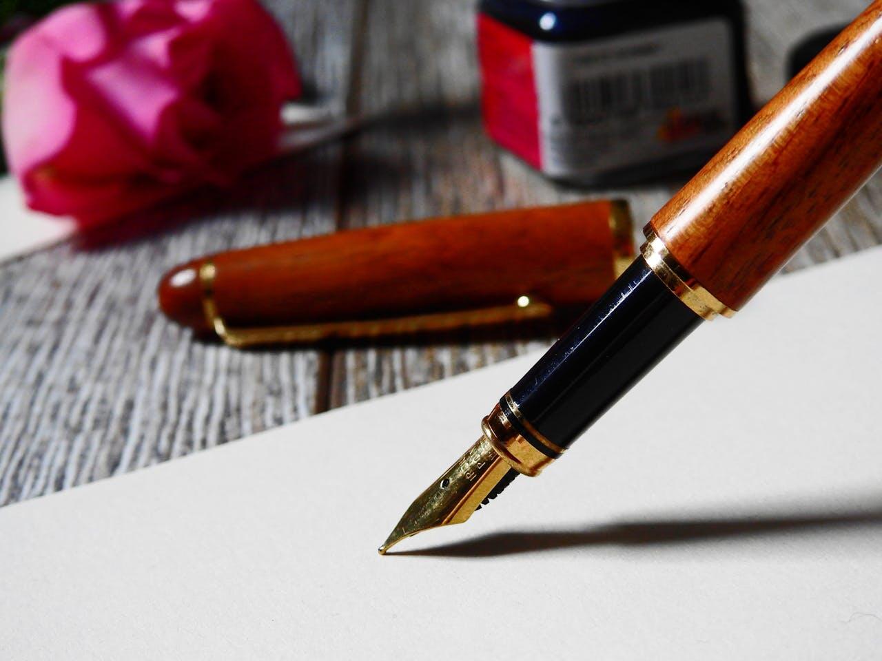 stylo plume avec feuille