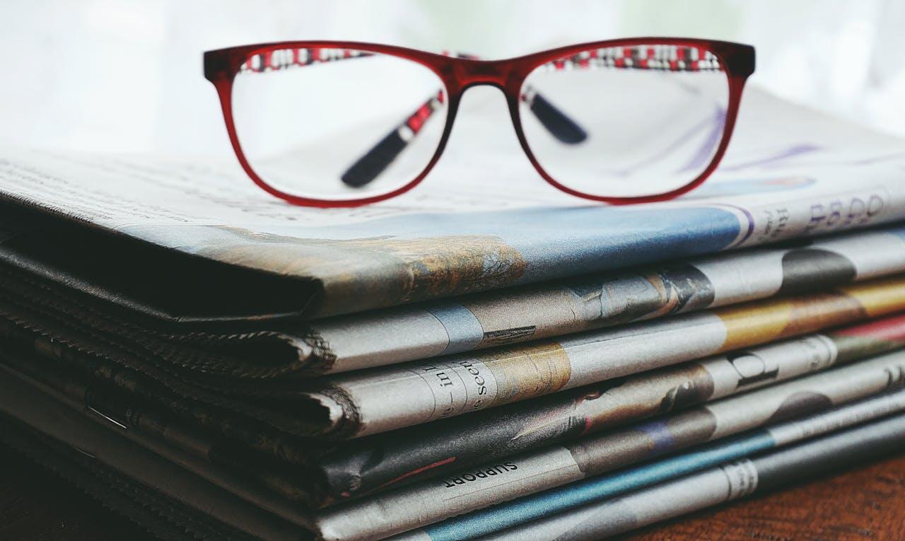 lunettes sur pile de jouraux