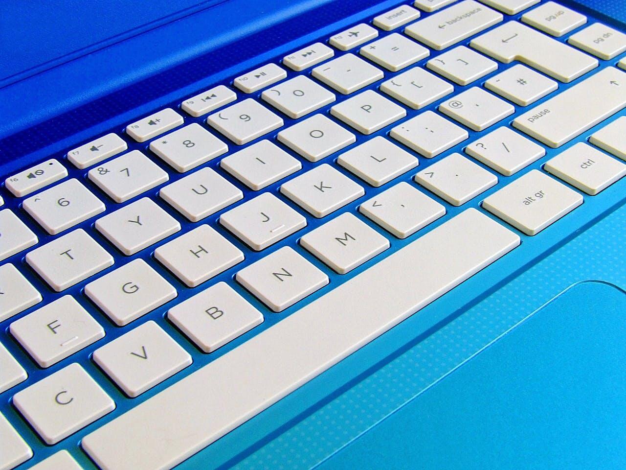 clavier d ordinateur dans lumiere bleue