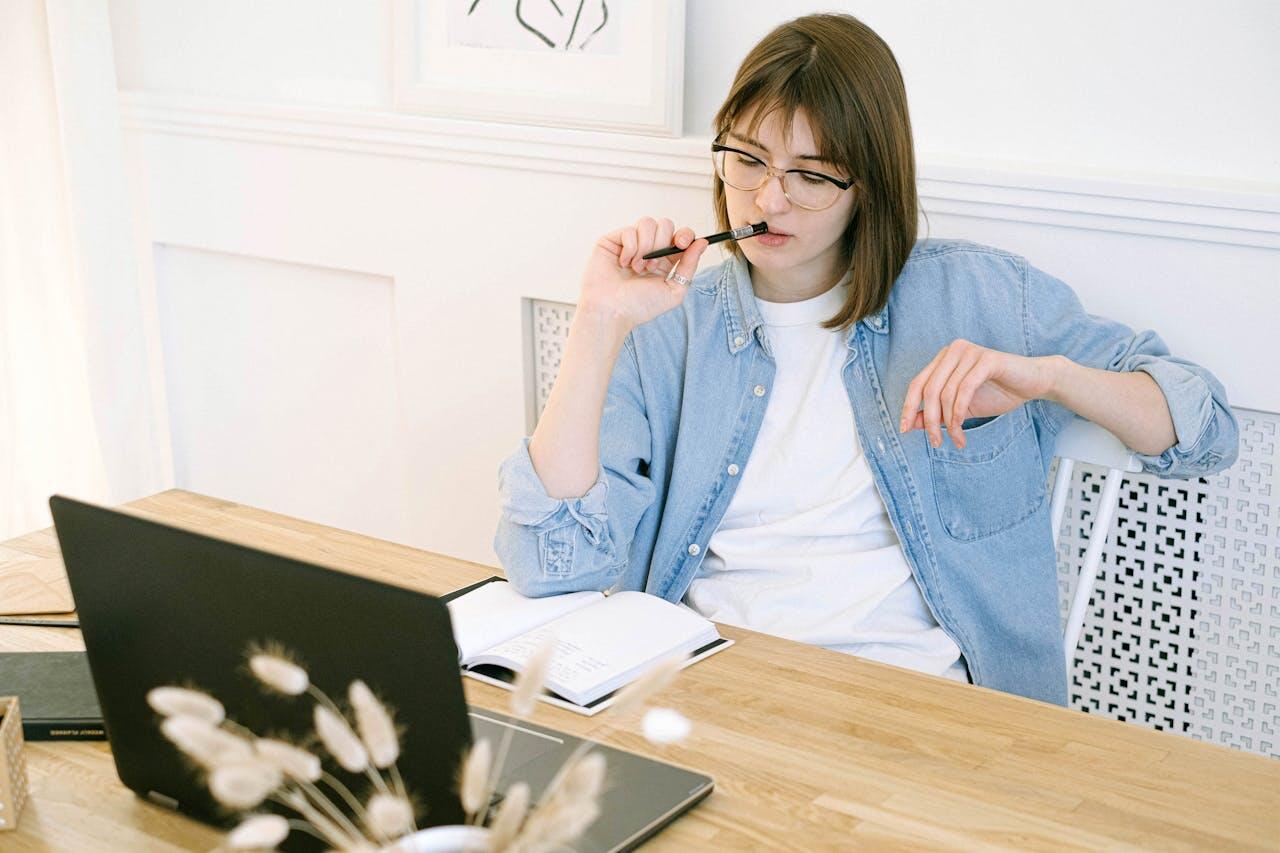 femme avec son carnet et son ordi travaillant