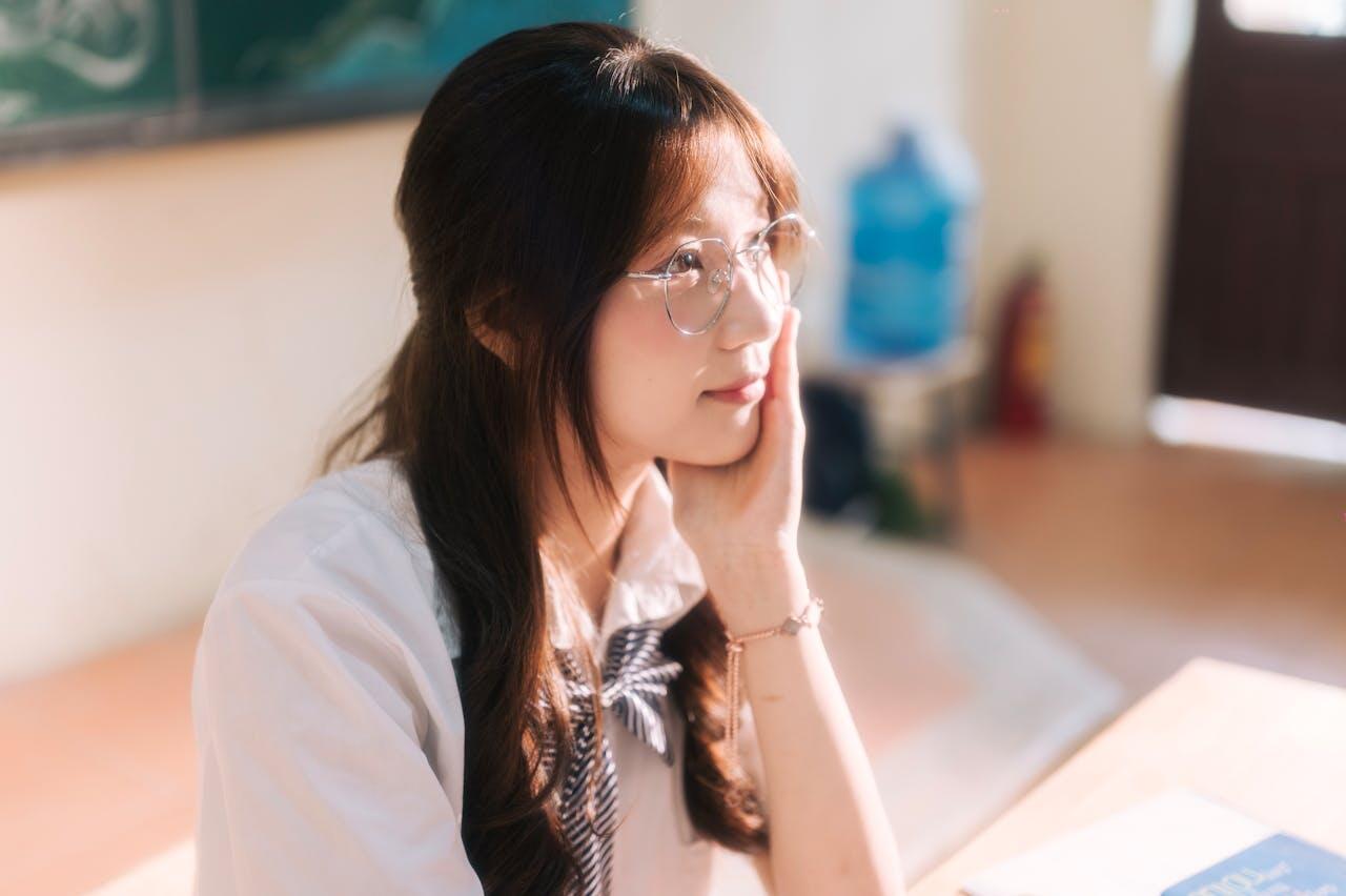 jeune fille asiatique a lunette serieuse en train d ecouter