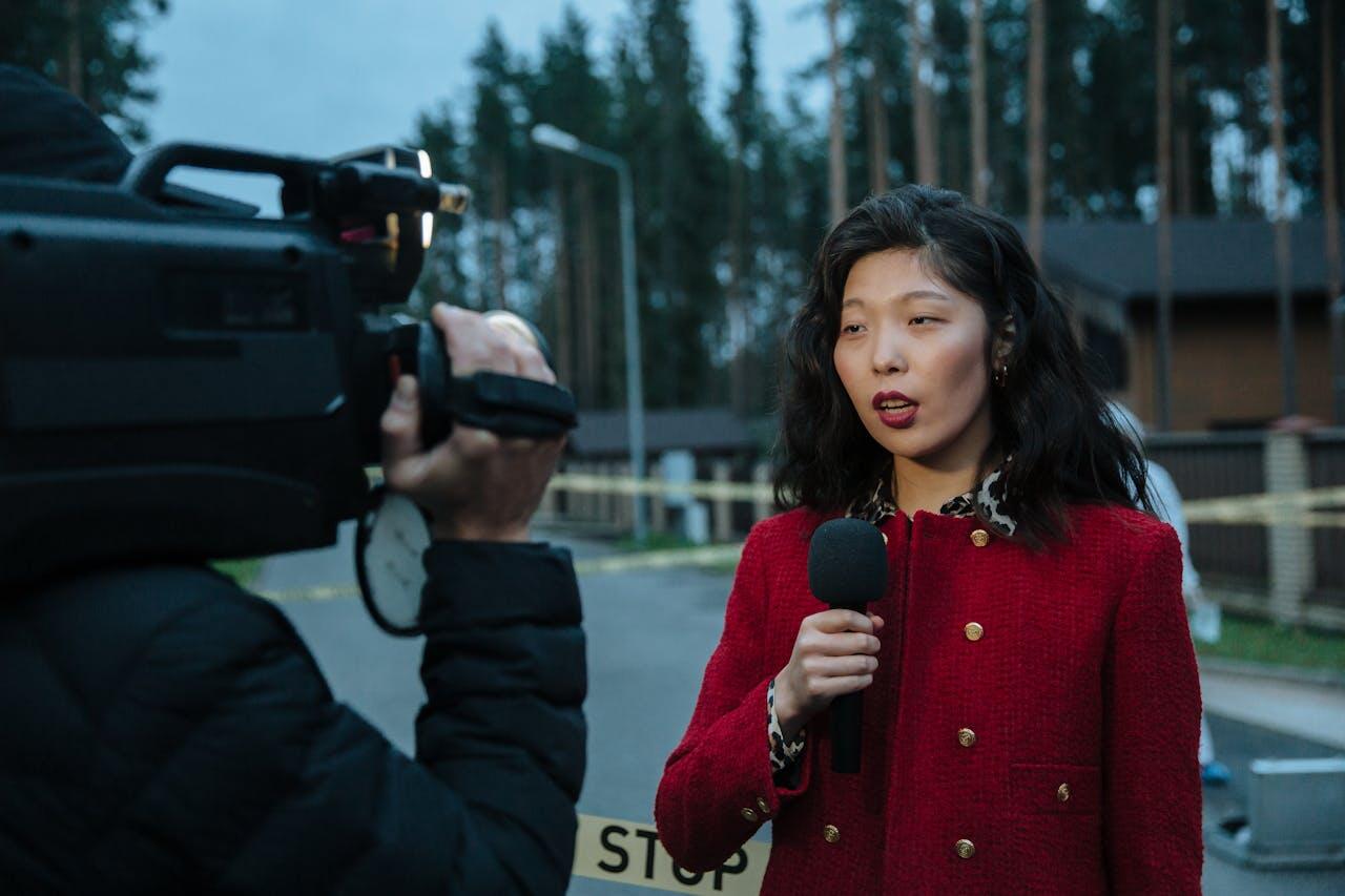 journaliste devant scene de crime