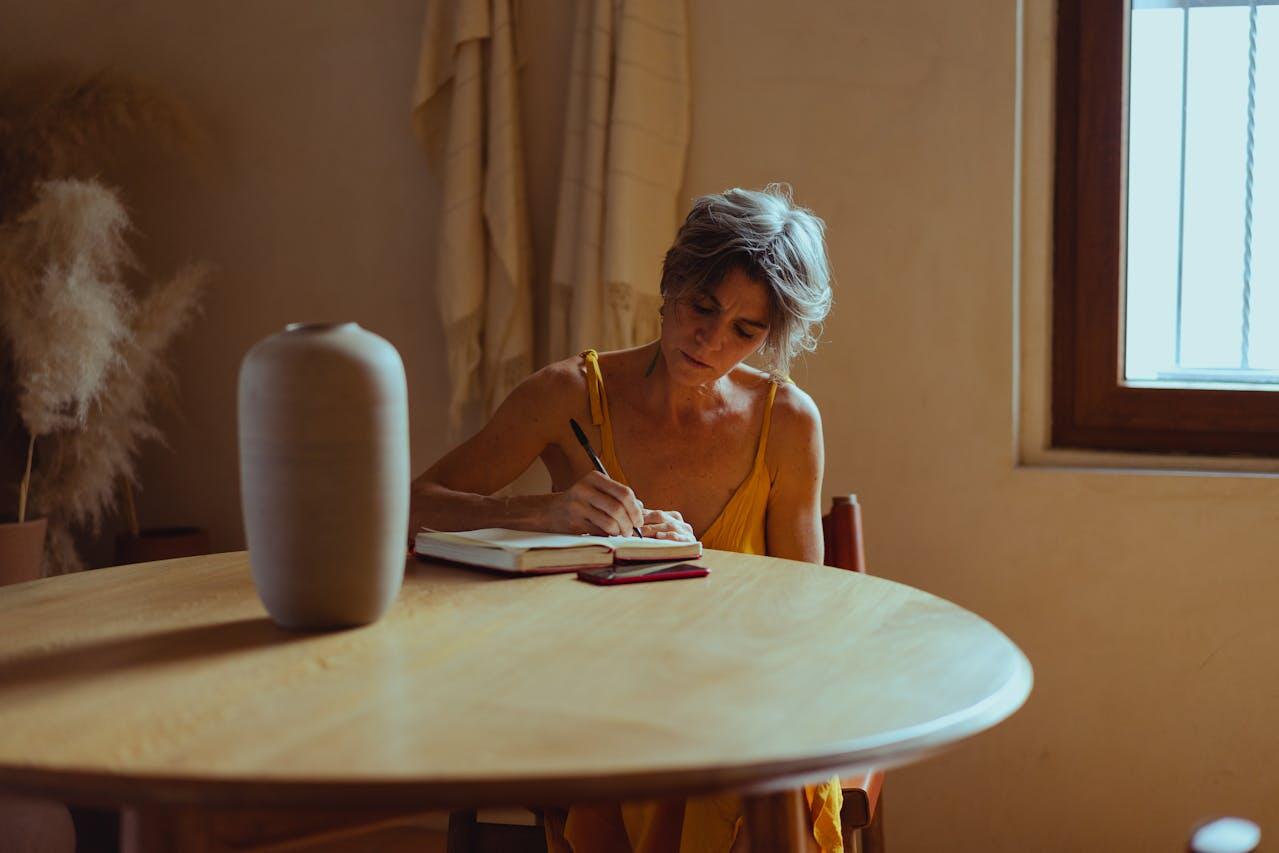 femme chez elle ecrivant